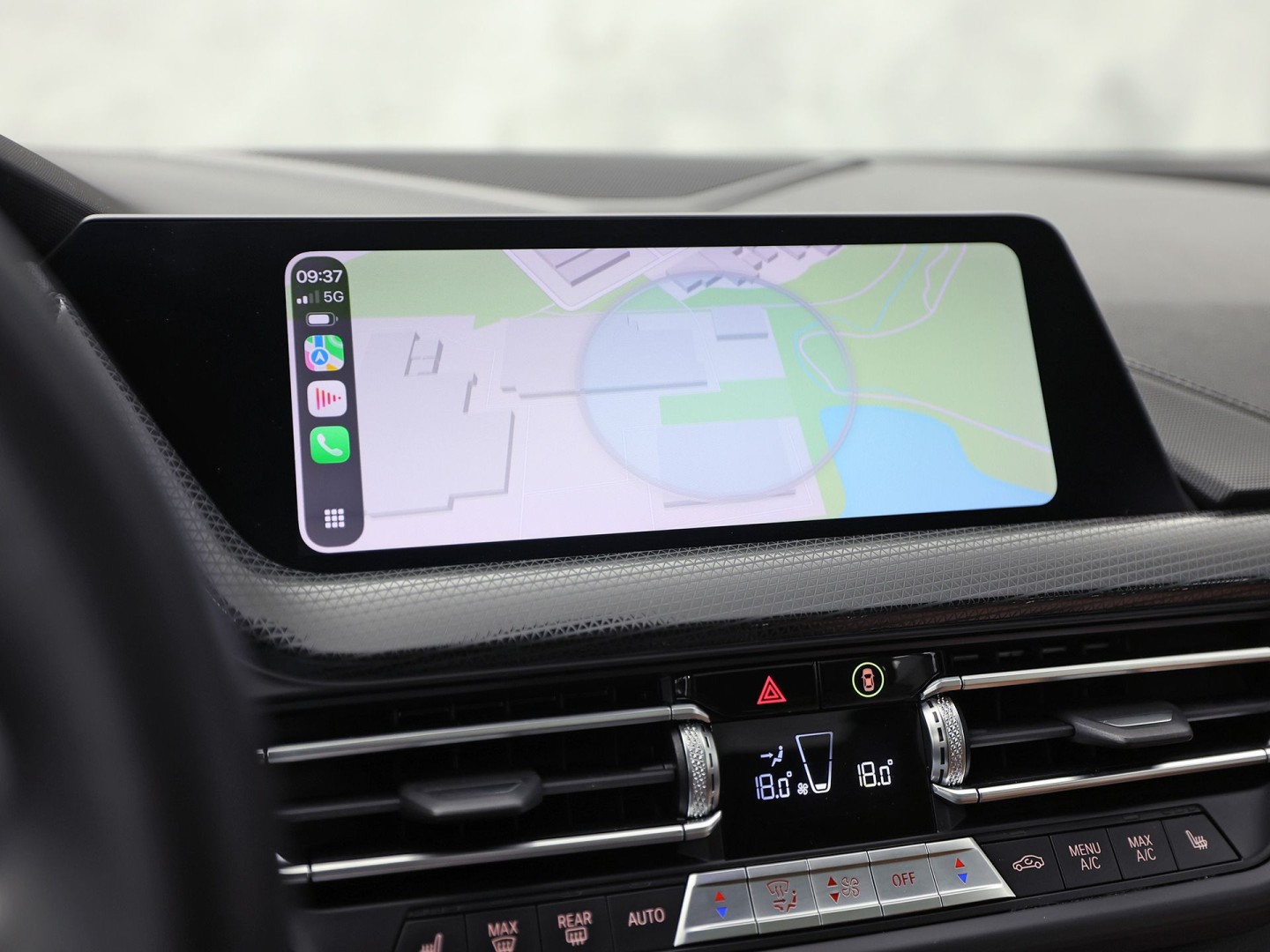 BMW 1 Serie 118i M Sport Automaat (PANORAMADAK, M PAKKET, DEALER ONDERHOUDEN, STUUR/STOELVERWARMING, CAMERA, BRUIN LEDER, SPOILER, BLACK PACK, SFEERVERLICHTING, NIEUWSTAAT)