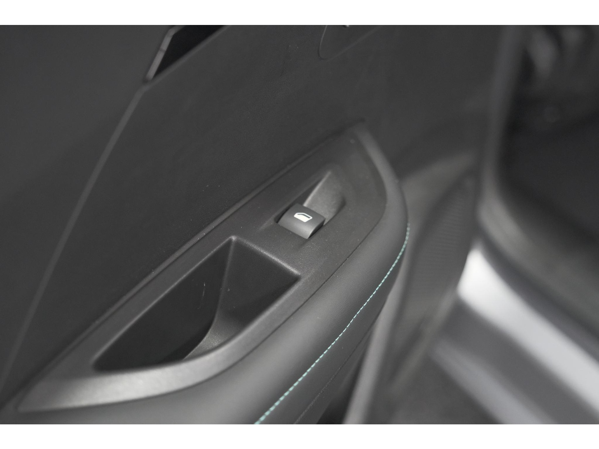 Peugeot e-2008 EV Allure 50 kWh | SOH=96.7 % | 3 Fase Laadfunctie | Camera | Navigatie | Parkeersensoren | Apple Carplay