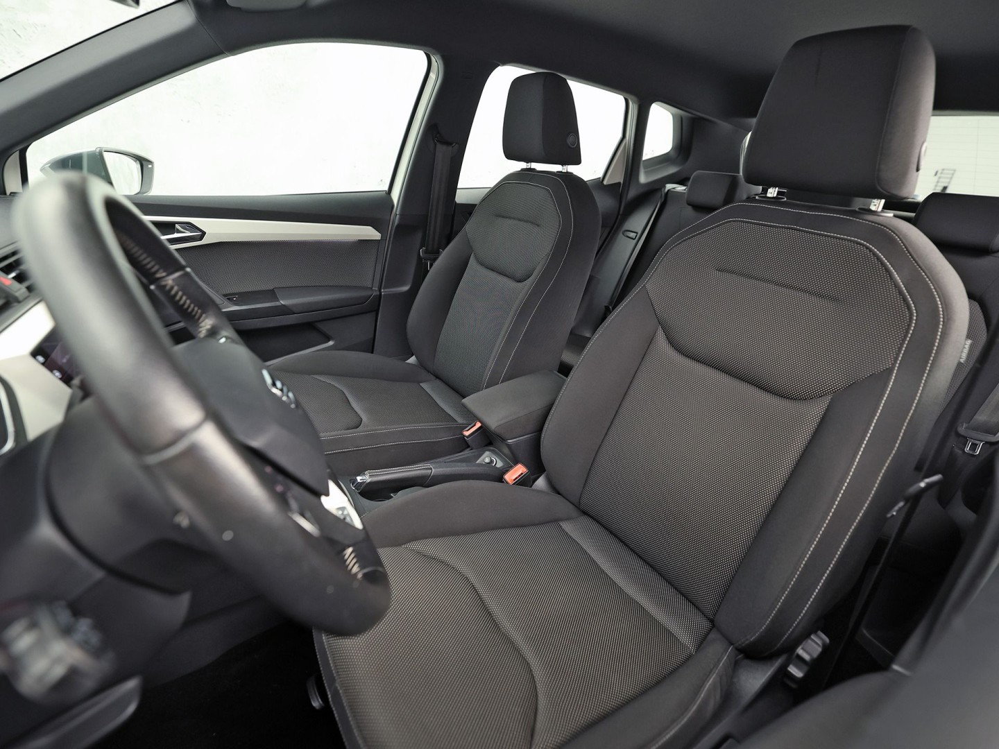 SEAT Arona 1.0 TSI Sport (APPLE CARPLAY, GROOT NAVI, CLIMATE, ZWART HEMEL, SPORTSTOELEN, PARKEERSENSOREN, ELEK PAKKET, CRUISE, NIEUWSTAAT)