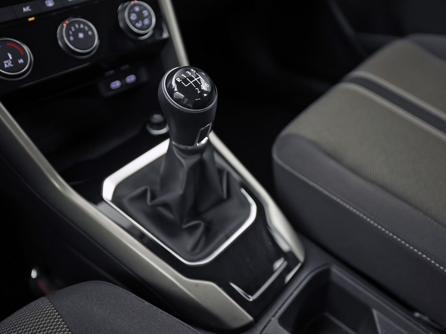 Volkswagen T-Roc 1.0 TSI Sport (APPLE CARPLAY, 1e EIGENAAR, GROOT NAVI, LM VELGEN, SPORTSTOELEN, PARKEERSENSOREN, ADAPTIVE CRUISE, NIEUWSTAAT)
