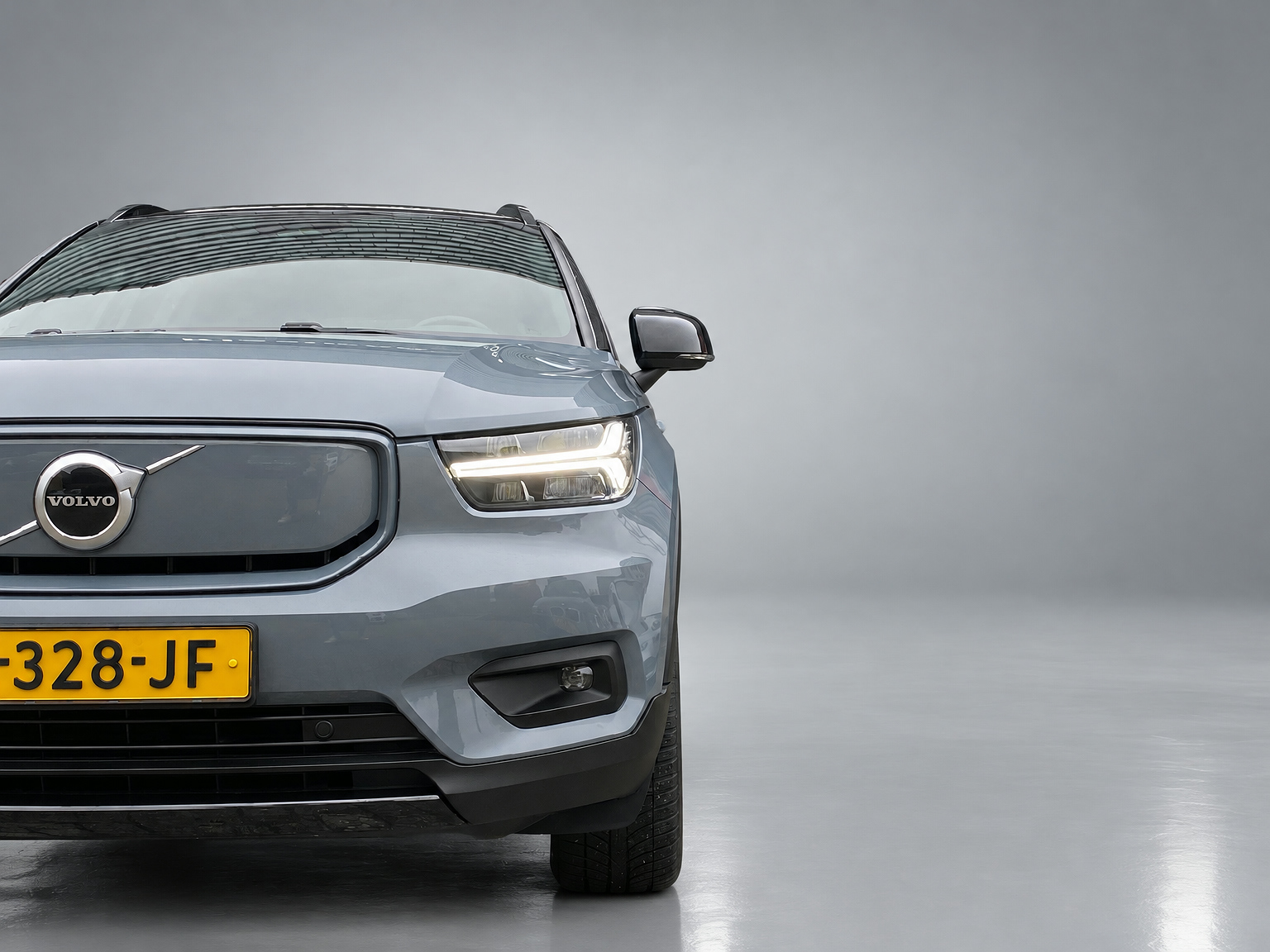 Volvo XC40 Recharge P8 AWD R-Design 408 pk | apple carplay | stoel-stuurverwarming | leder-alcantara | elektr. a. klep | BTW