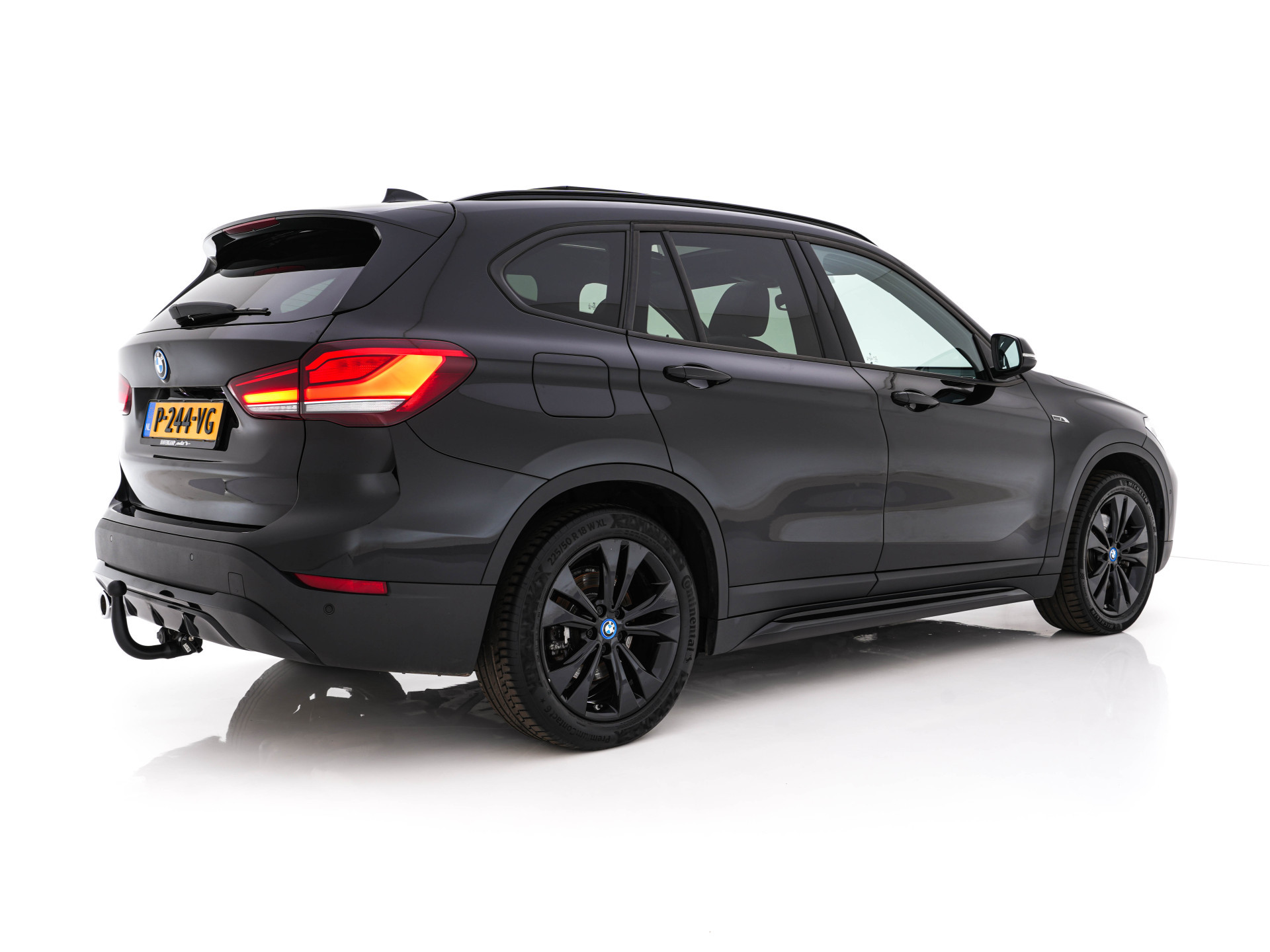 BMW X1 xDrive25e Sportline Business Edition Plus (Plug-In) (INCL-BTW) Aut. *PANO | LEATHER | FULL-LED | HEATED-SPORTSEATS | HIFI-SYSTEM | CAMERA | PRIVACYGLASS | NAVI-FULLMAP | ECC | HEAD-UP | PDC | KEYLESS | DAB | CRUISE | TOWBAR | AMBIENTLIGHT | 18