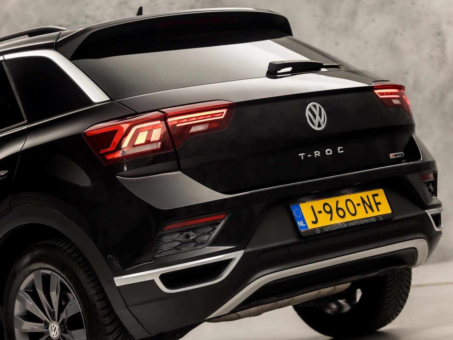 Volkswagen T-Roc 2.0 TSI 4Motion Sport R 190Pk Automaat (VIRTUAL COCKPIT, APPLE CARPLAY, STUUR/STOELVERWARMING, CAMERA, SPORTSTOELEN, GETINT GLAS, ELEK ACHTERKLEP, KEYLESS, NIEUWSTAAT)
