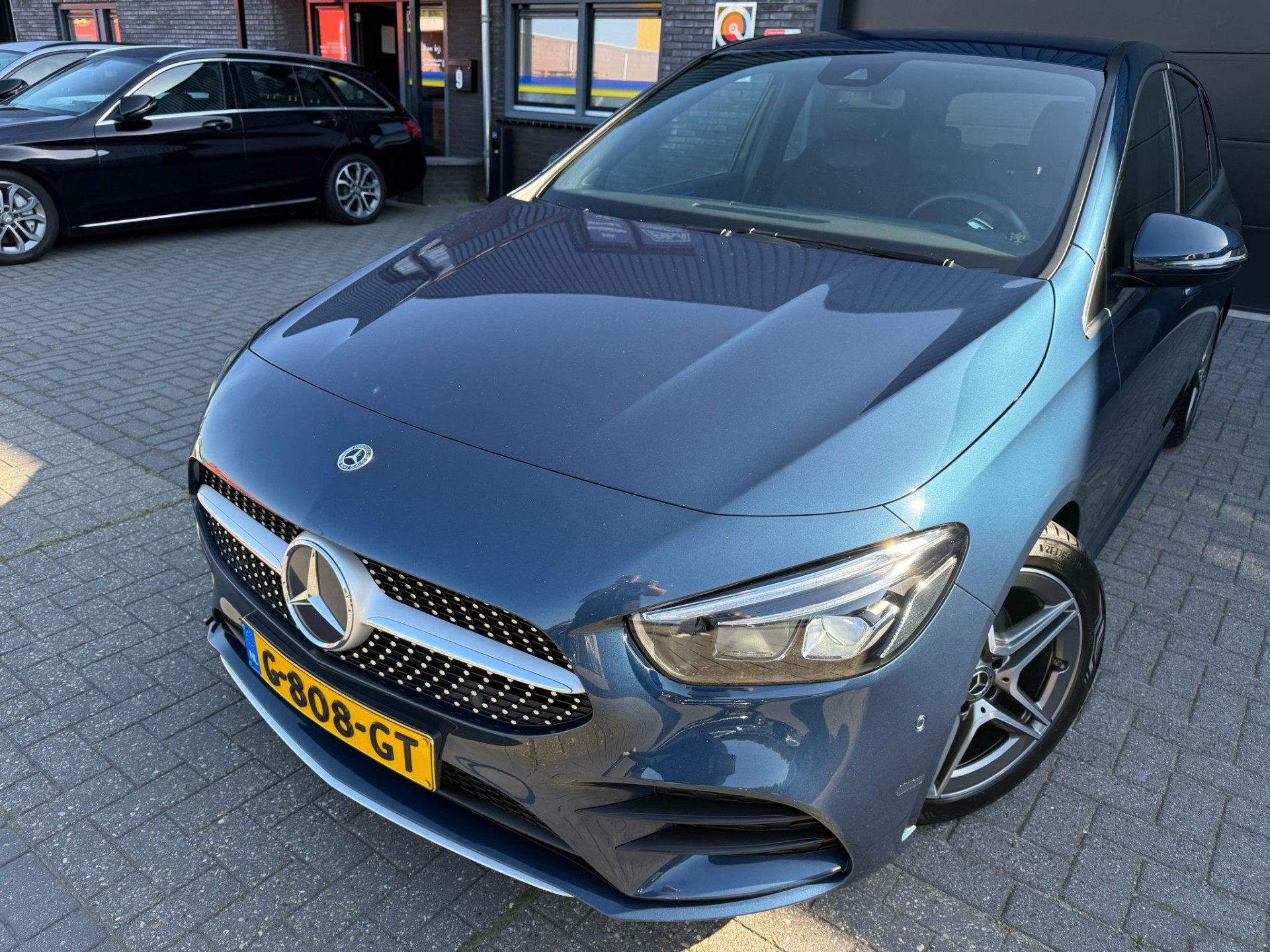 Mercedes-Benz B-klasse 180 Business Solution AMG | 3/6/12MND GARANTIE | AUTOMAAT | LED | CRUISE | CARPLAY | DAB | AIRCO | STOELVERWM. |