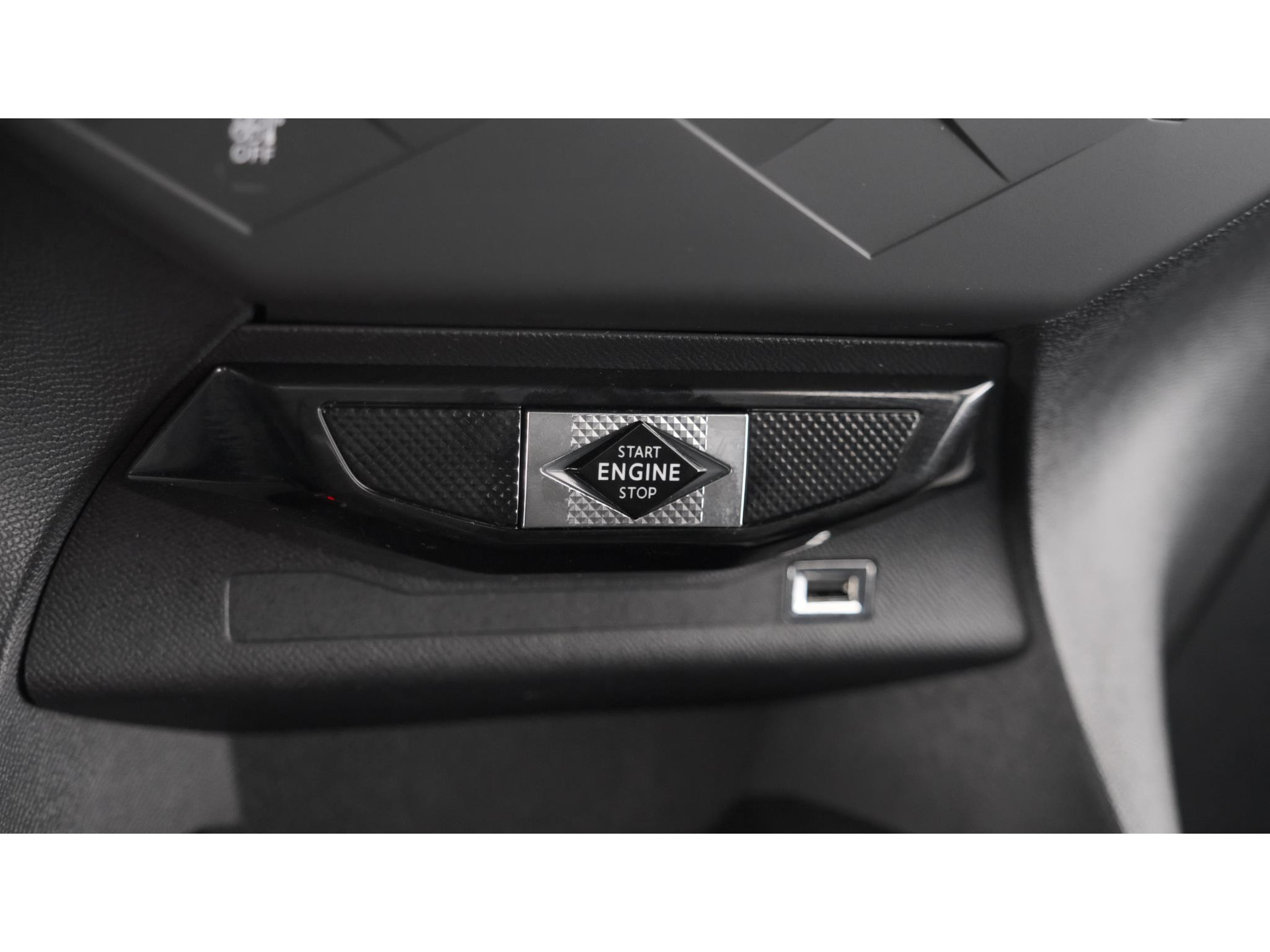 DS 3 Crossback PureTech 100 Montmartre | Parkeersensoren | Apple Carplay | Allseason Banden | Navigatie | Climate Control