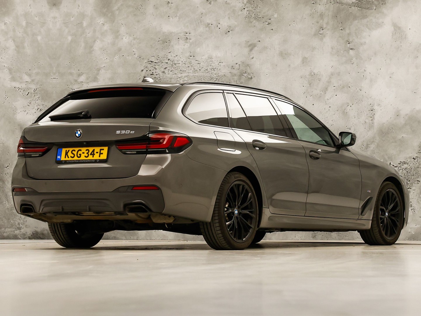BMW 5 Serie 530e M Sport High Executive 293Pk (PANORAMADAK, M PAKKET, LASER LED, HEAD-UP DISPLAY, 360 CAMERA, MEMORY SEATS, HARMAN/KARDON, TREKHAAK ELEKTRISCH, STOELVERWARMING ACHTER, DISPLAY KEY, NIEUWSTAAT)