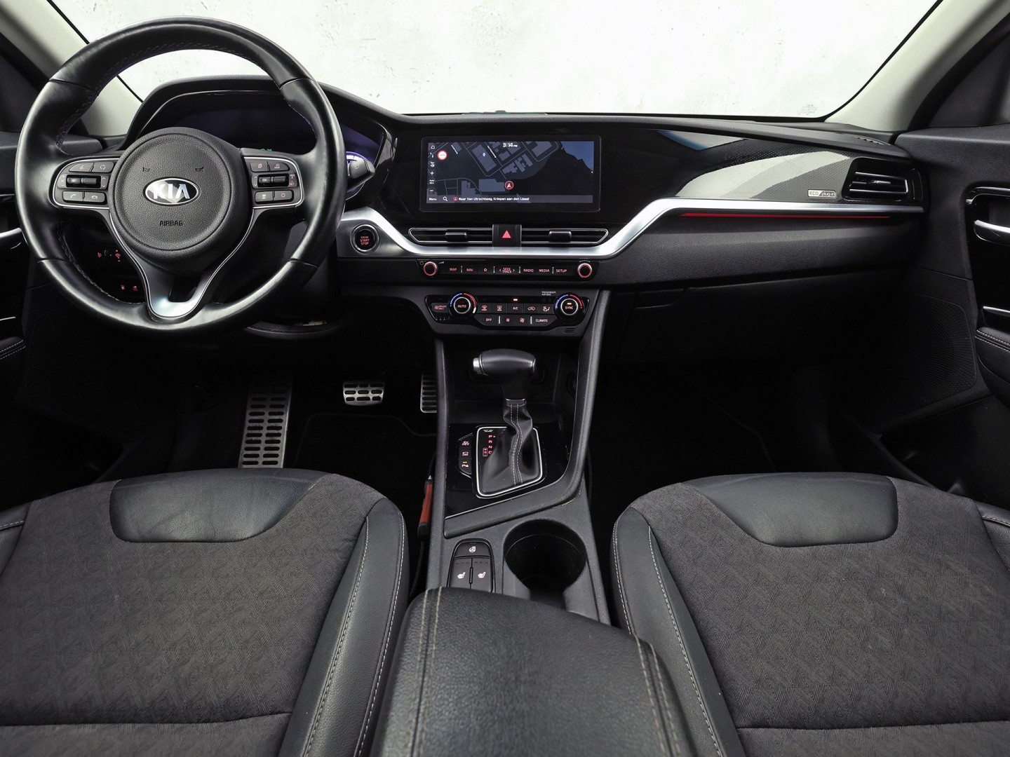 Kia Niro 1.6 GDi PHEV DynamicPlusLine Automaat (APPLE CARPLAY, GROOT NAVI, STUUR/STOELVERWARMING, CAMERA, TREKHAAK, SPORTSTOELEN, GETINT GLAS, ADAPTIVE CRUISE, NIEUWSTAAT)