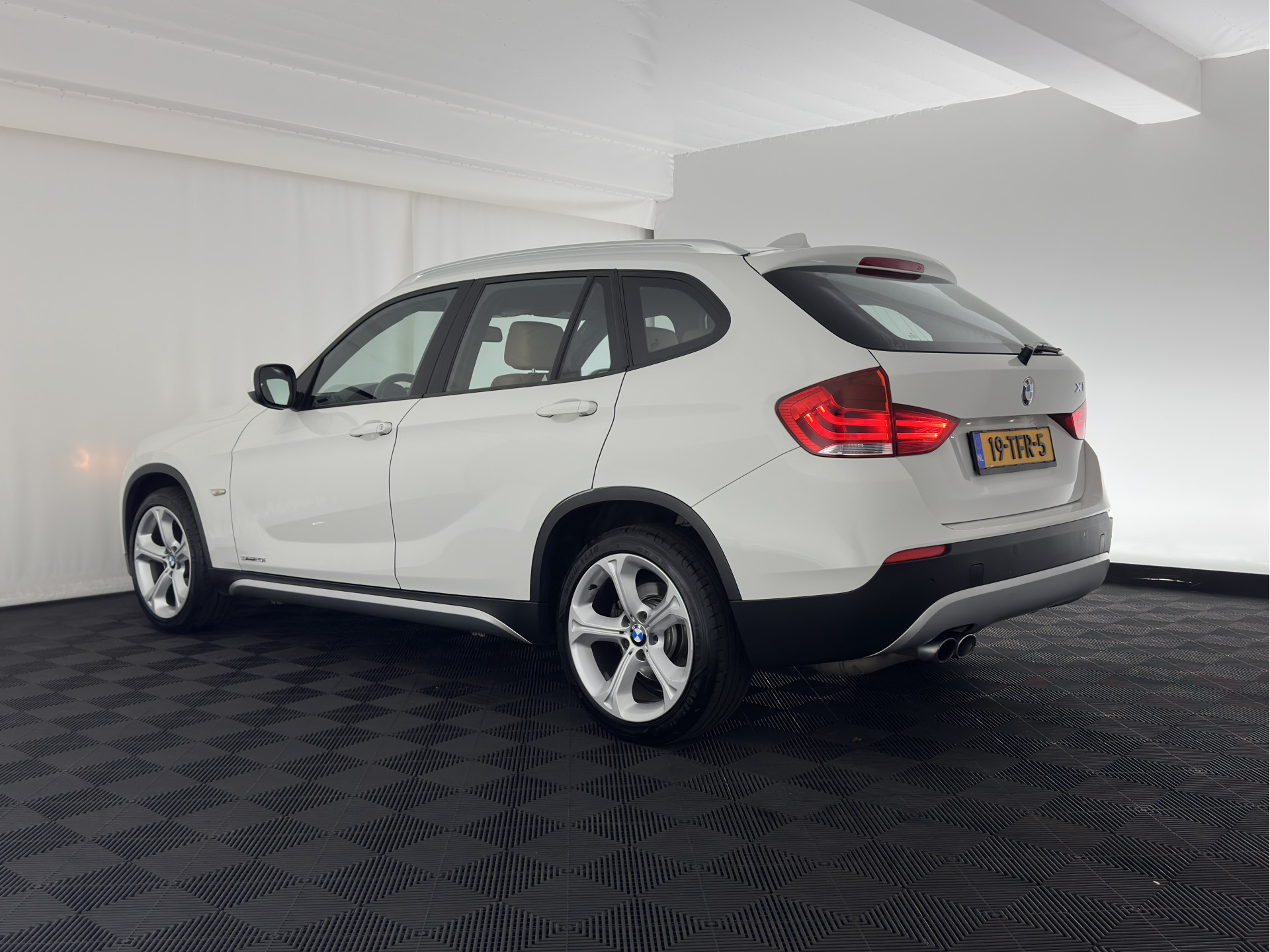 BMW X1 sDrive20i Business Aut. *LUXURY-LEATHER | XENON | HEATED-COMFORTSEATS | NAVI-FULLMAP | ECC | PDC | CRUISE | 18''ALU*