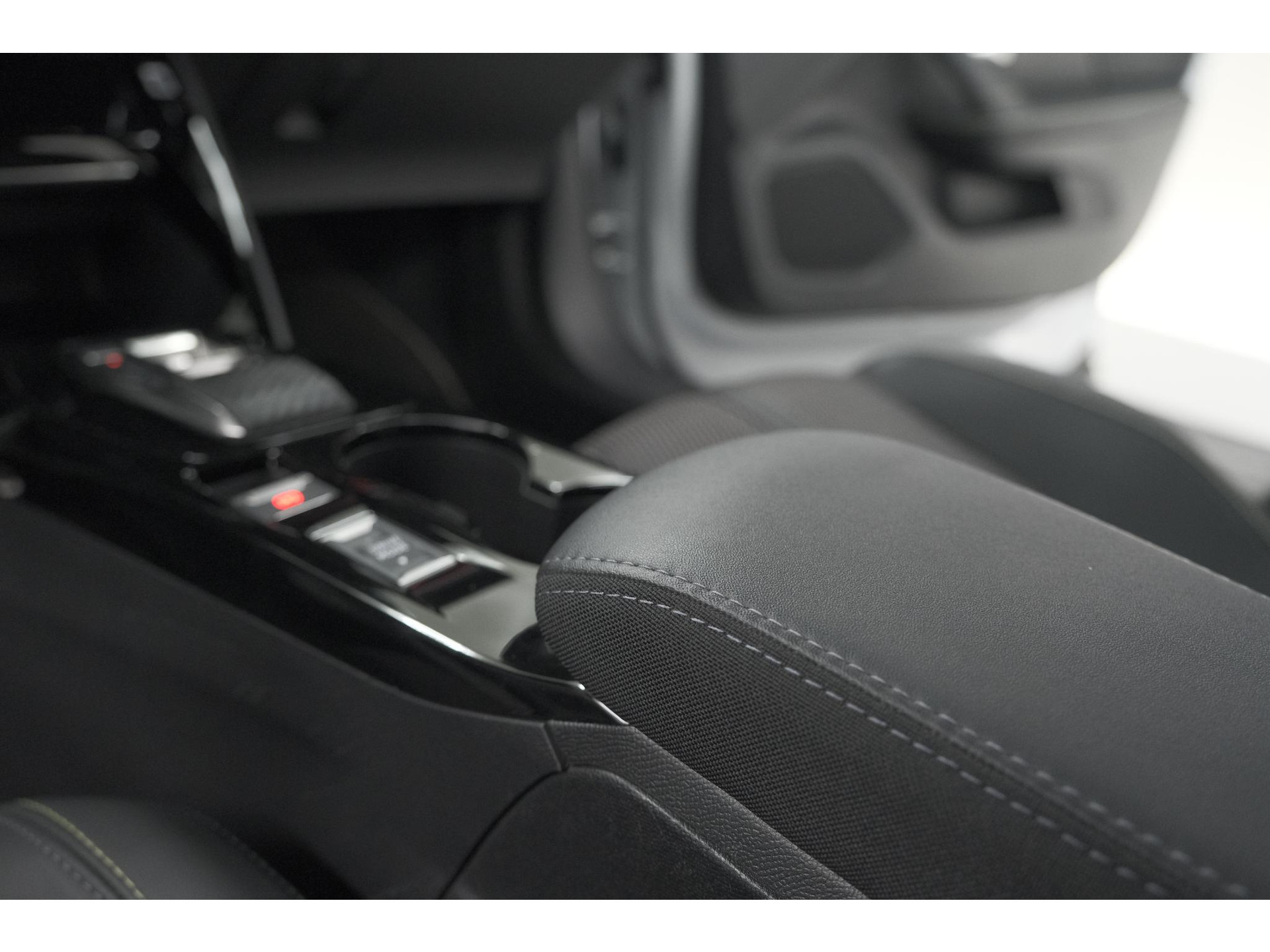 Peugeot 2008 PureTech 130 EAT8 GT | Camera | Apple Carplay | Parkeersensoren | 17 Inch Lichtmetalen Velgen