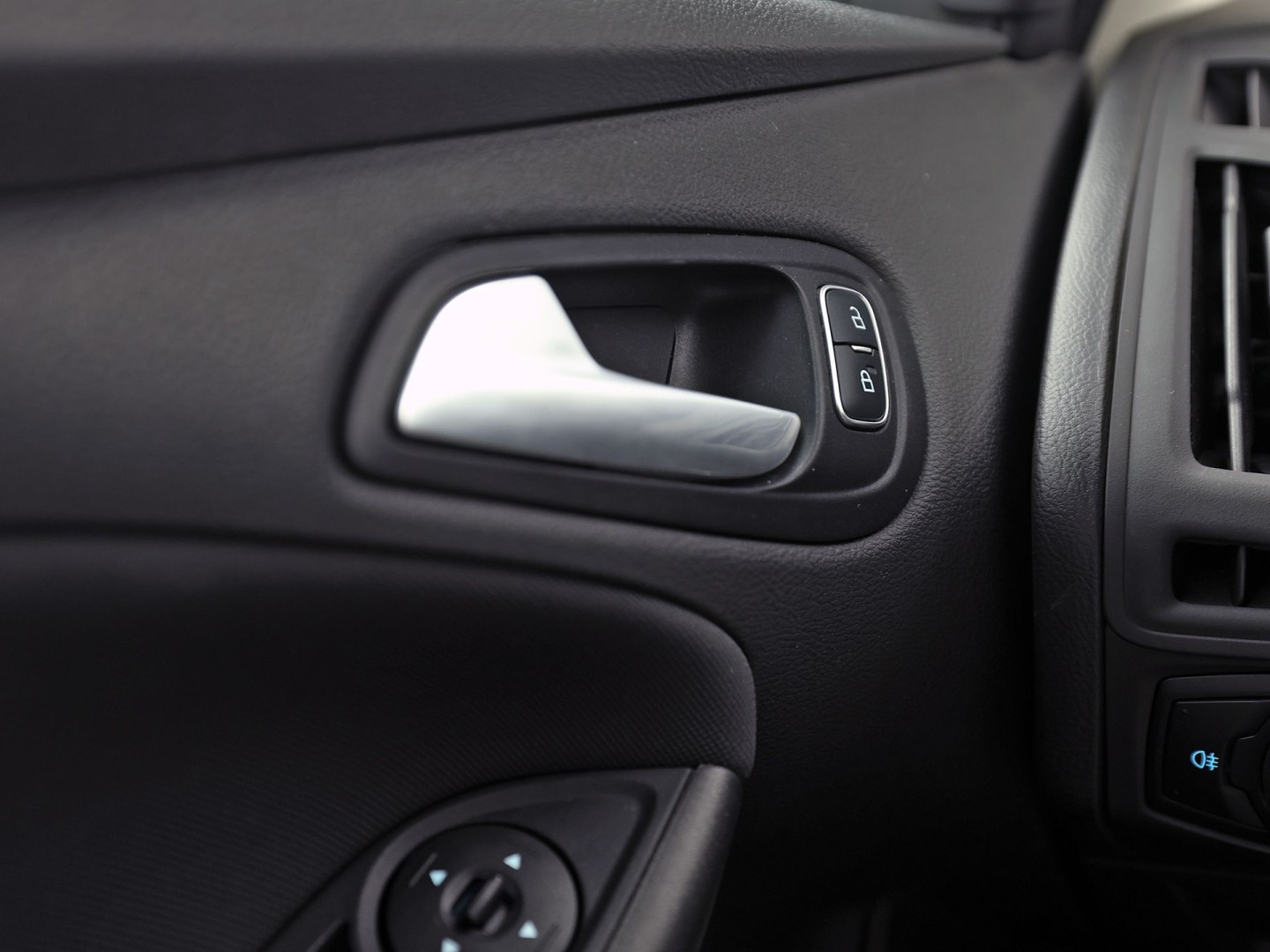Ford Focus 1.0 Sport (NAVIGATIE, LM VELGEN, PARKEERSENSOREN, TREKHAAK, SPORTSTOELEN, CRUISE, NIEUWSTAAT)
