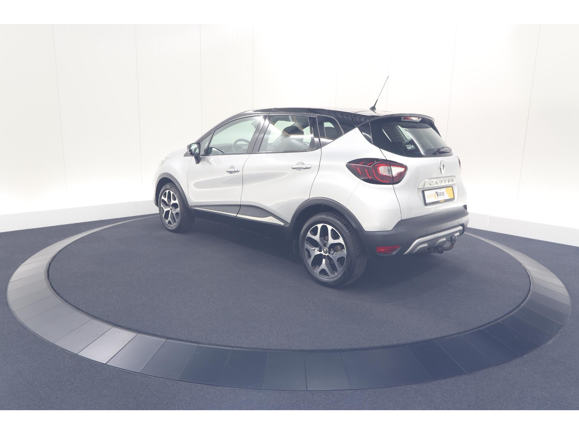 Renault Captur TCe 90 Intens | Trekhaak | AllSeason banden | Navigatie | Parkeersensoren