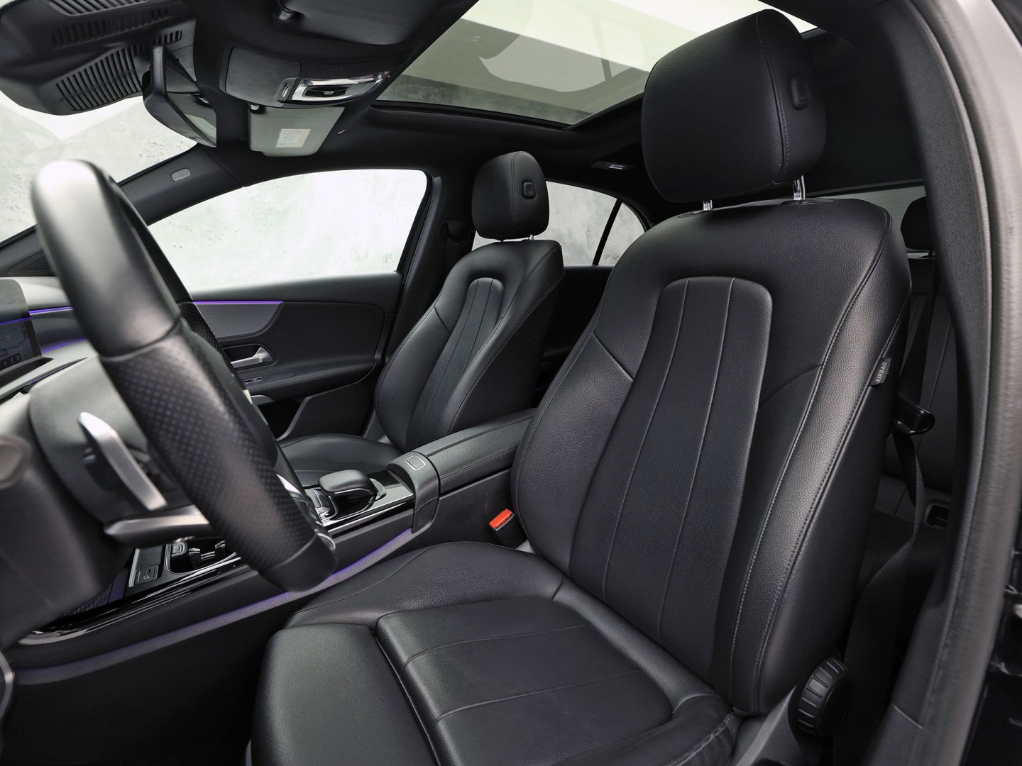 Mercedes-Benz A-Klasse 200 AMG Sport 163Pk Automaat (PANORAMADAK, APPLE CARPLAY, GROOT NAVI, SFEERVERLICHTING, CAMERA, SPORTSTOELEN, LEDER, GETINT GLAS, STOELVERWARMING, NIEUWSTAAT)