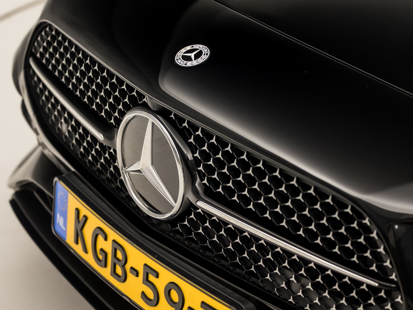 Mercedes-Benz A-Klasse 180 AMG Line Automaat (FABRIEKSGARANTIE, APPLE CARPLAY, GROOT NAVI, SFEERVERLICHTING, CAMERA, KUIPSTOELEN, STOELVERWARMING, GETINT GLAS, NIEUWSTAAT)