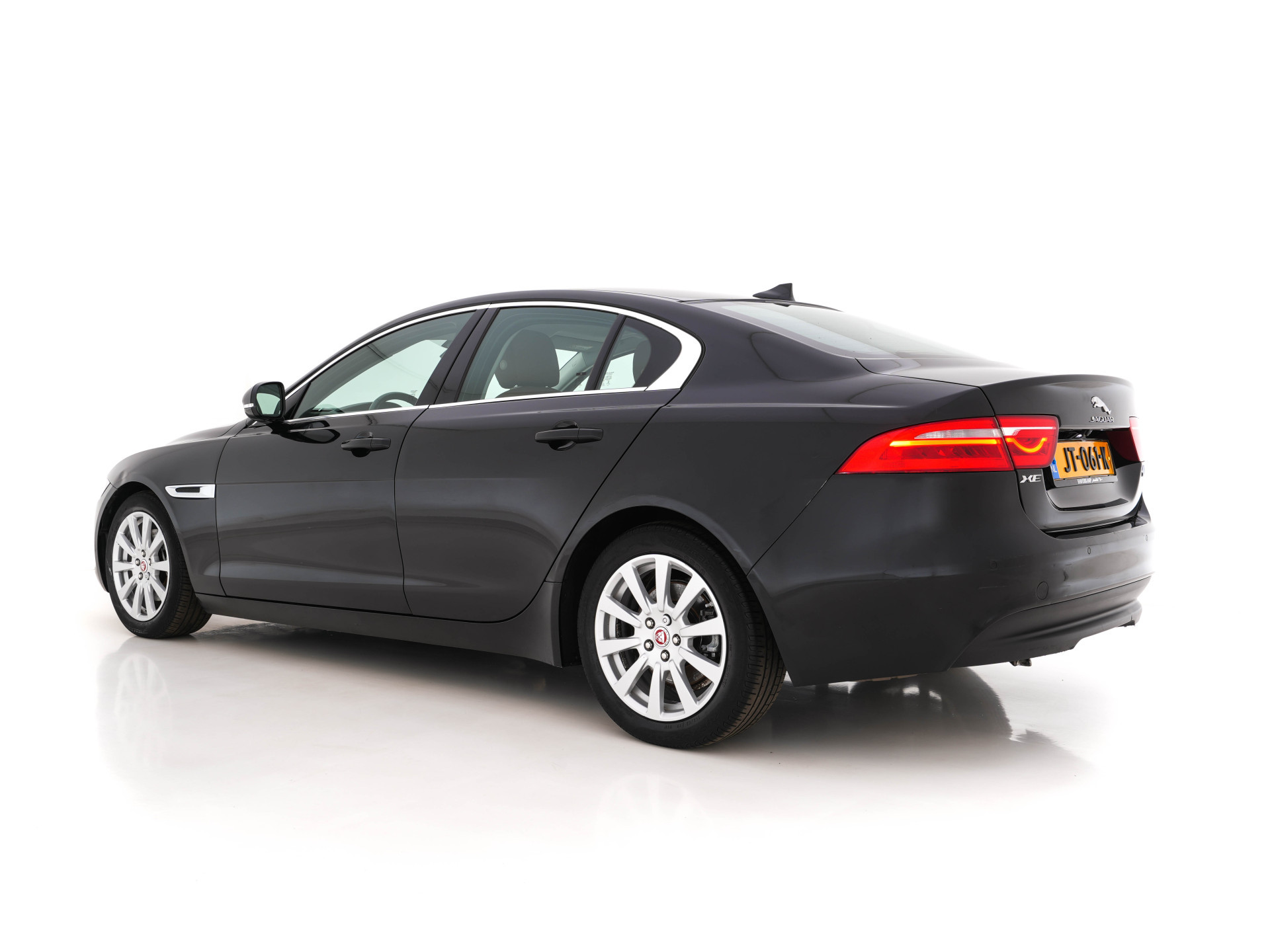 Jaguar XE 2.0 D Pure ( ⚠️ ) Aut. *LEATHER | NAVI-FULLMAP | HEATED-COMFORTSEATS | CAMERA | ECC | SHIFT-PADDLES | LANE-ASSIST | PDC | SHIFT-PADDLES | LANE-ASSIST | JAGUAR-AUDIO | CRUISE | 17''ALU*