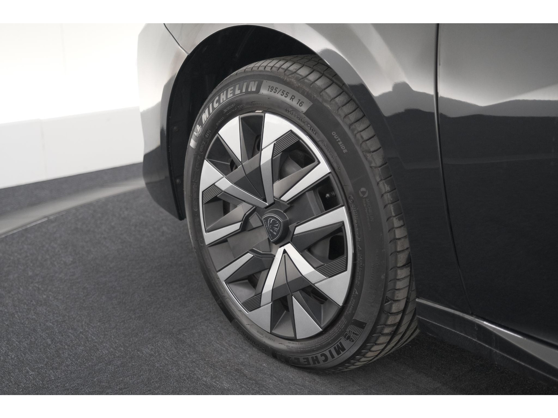 Peugeot 208 1.2 Hybrid 110 e-DCS6 Style | Parkeersensoren | Apple Carplay | Cruise Control | Airco