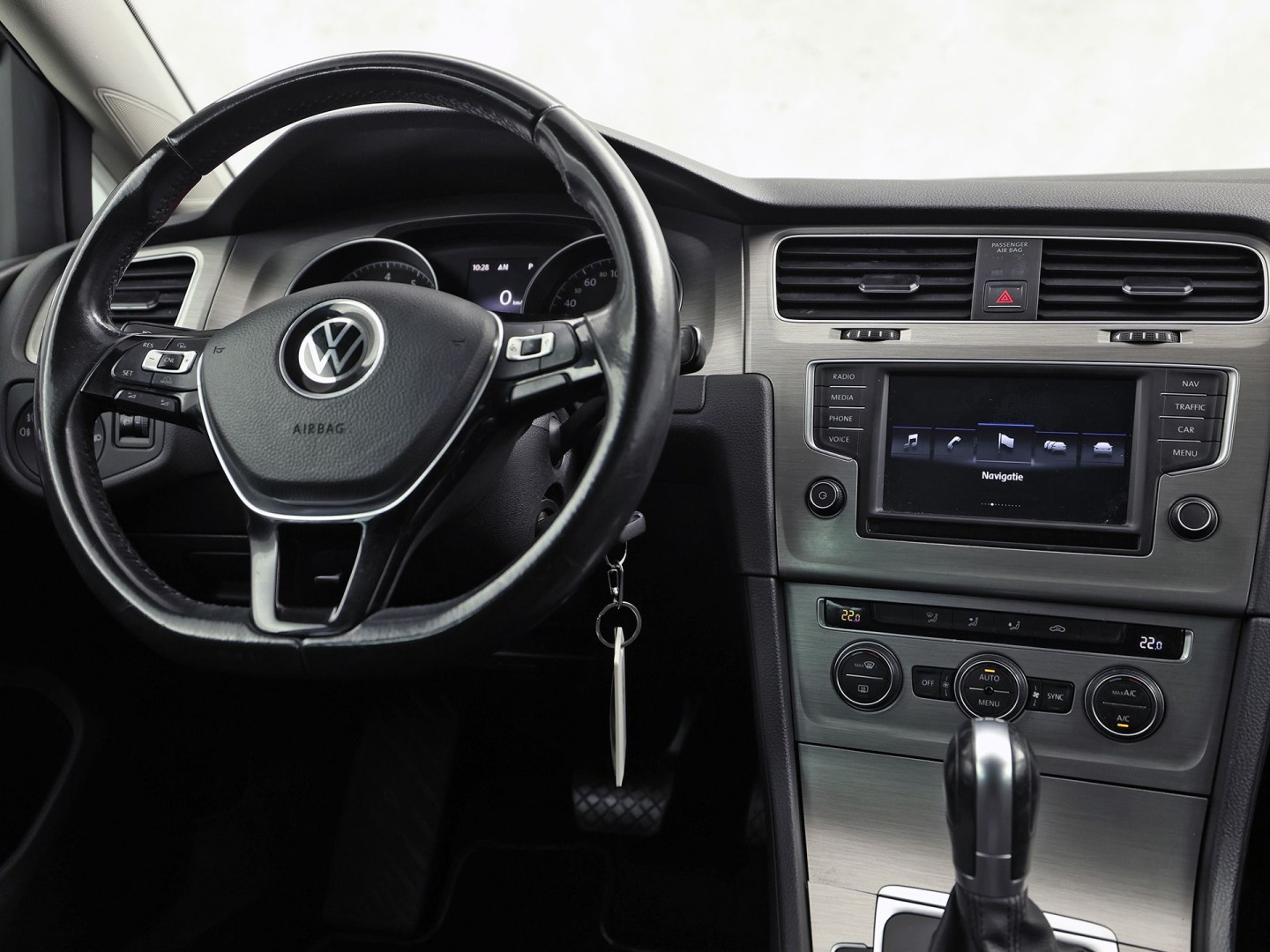 Volkswagen Golf 1.0 TSI Sportline Automaat (APPLE CARPLAY, NAVIGATIE, CAMERA, CLIMATE, SPORTSTOELEN, GETINT GLAS, LM VELGEN, CRUISE, NIEUWSTAAT)