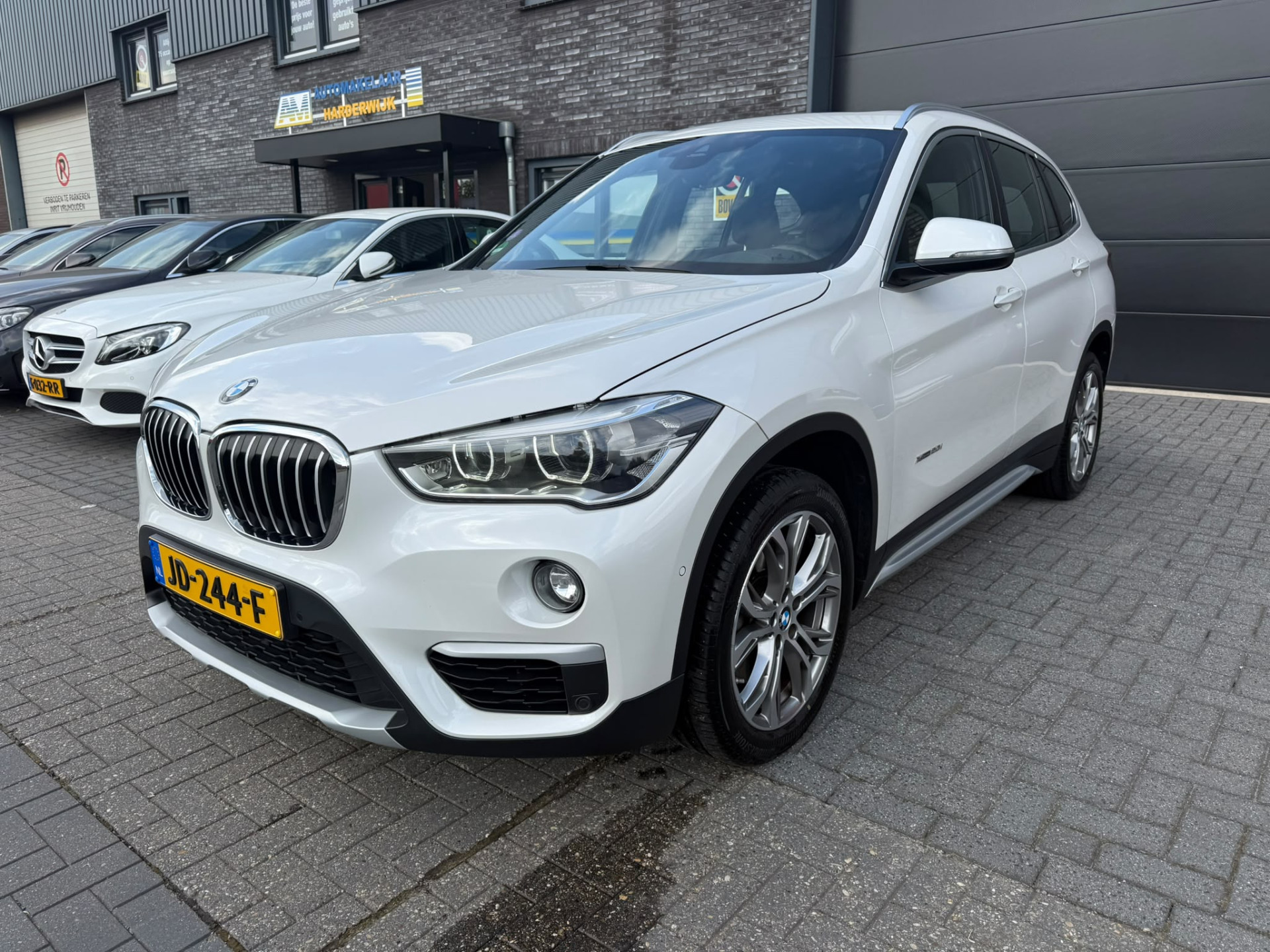 BMW X1 xDrive20i xLine | 3E EIGENAAR | 3/6/12MND GARANTIE| PANO DAK | HEAD UP | LEDER | NAVI |
