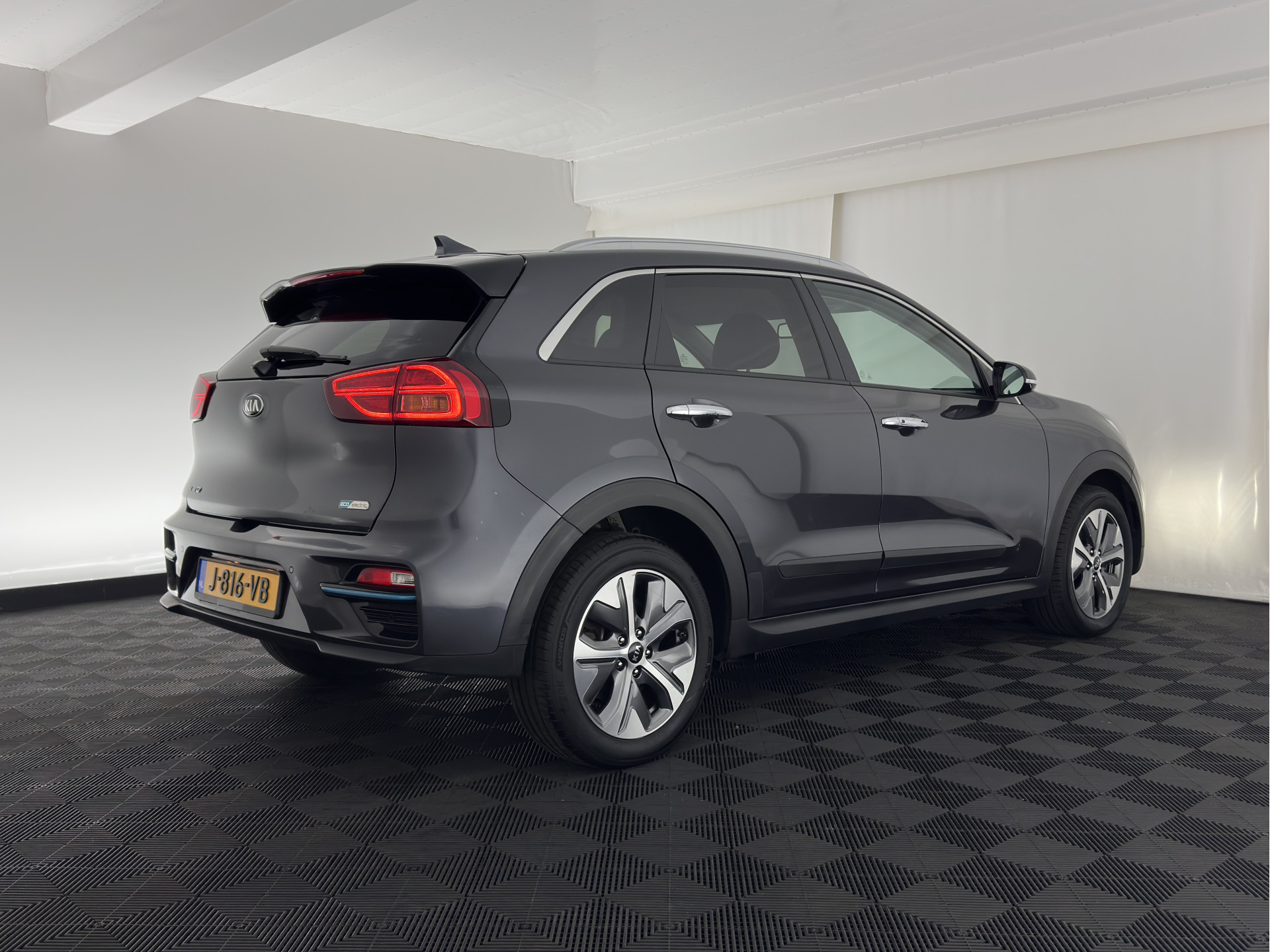Kia e-Niro ExecutiveLine 64 kWh (3-Fase) {SOH-100%) (INCL-BTW)  Aut *HEATPUMP | LEATHER | FULL-LED | NAVI-FULLMAP | ADAPTIVE-CRUISE | CAMERA | MEMORY-PACK | LANE-ASSIST | KEYLESS | DIGI-COCKPIT | PRIVACY-GLASS | AMBIENT-LIGHT | 17"ALU*