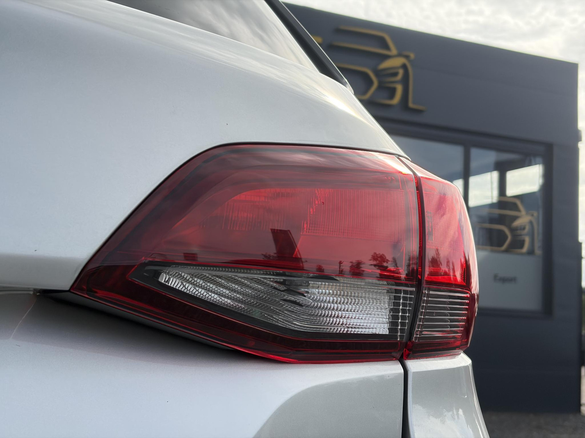 Opel Astra Sports Tourer 1.2 Business Executive ✓1e Eigenaar✓146pk✓Camera✓Trekhaak✓Carplay✓Airco✓Cruise✓Pdc V+A✓Lm velgen✓Comfortstoelen✓6 Bak✓N.A.P✓Nieuwe Apk bij Aflevering