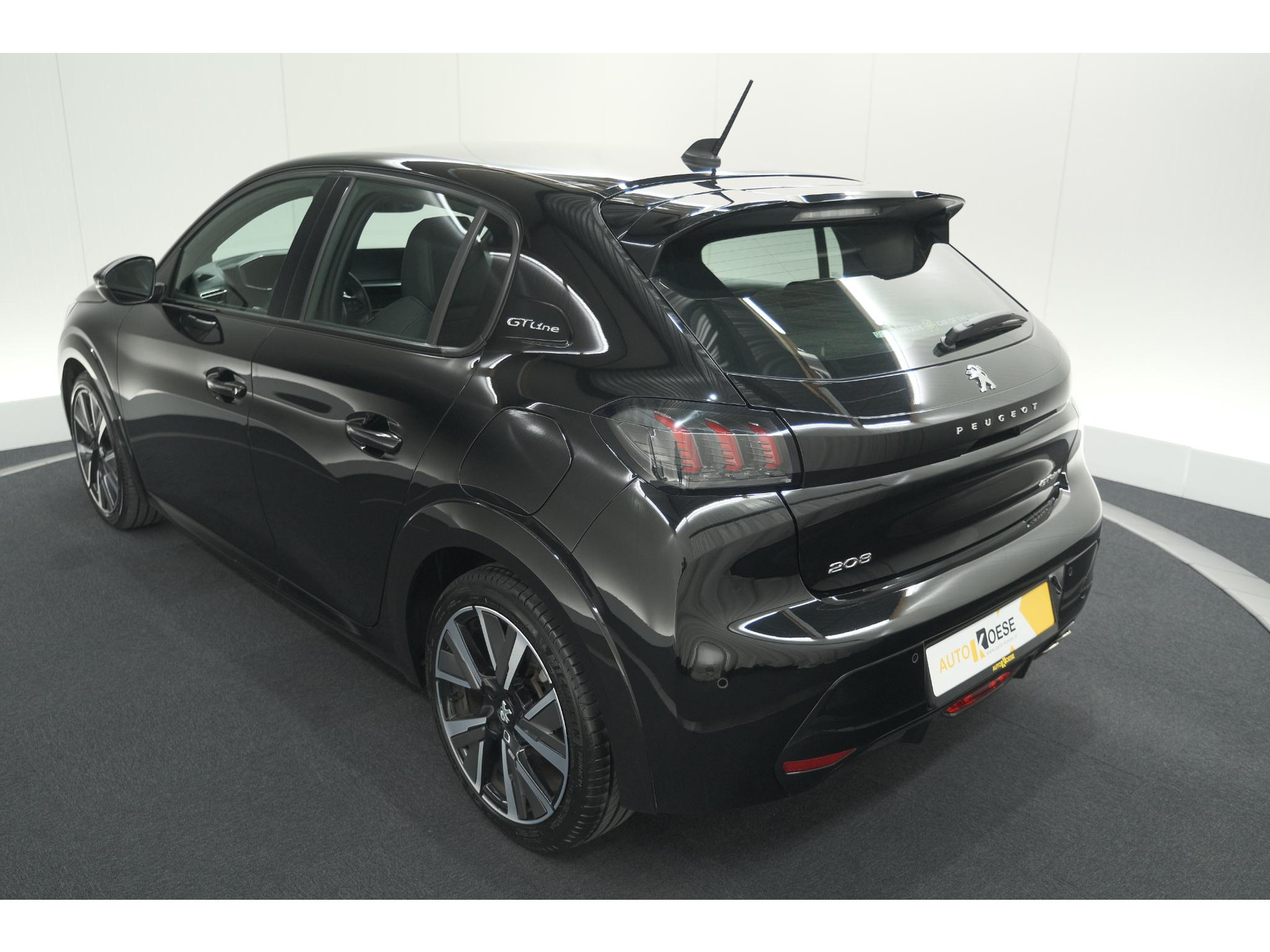 Peugeot 208 PureTech 130 EAT8 GT-Line | Camera | Adaptieve Cruise Control | Stoelverwarming | Navigatie