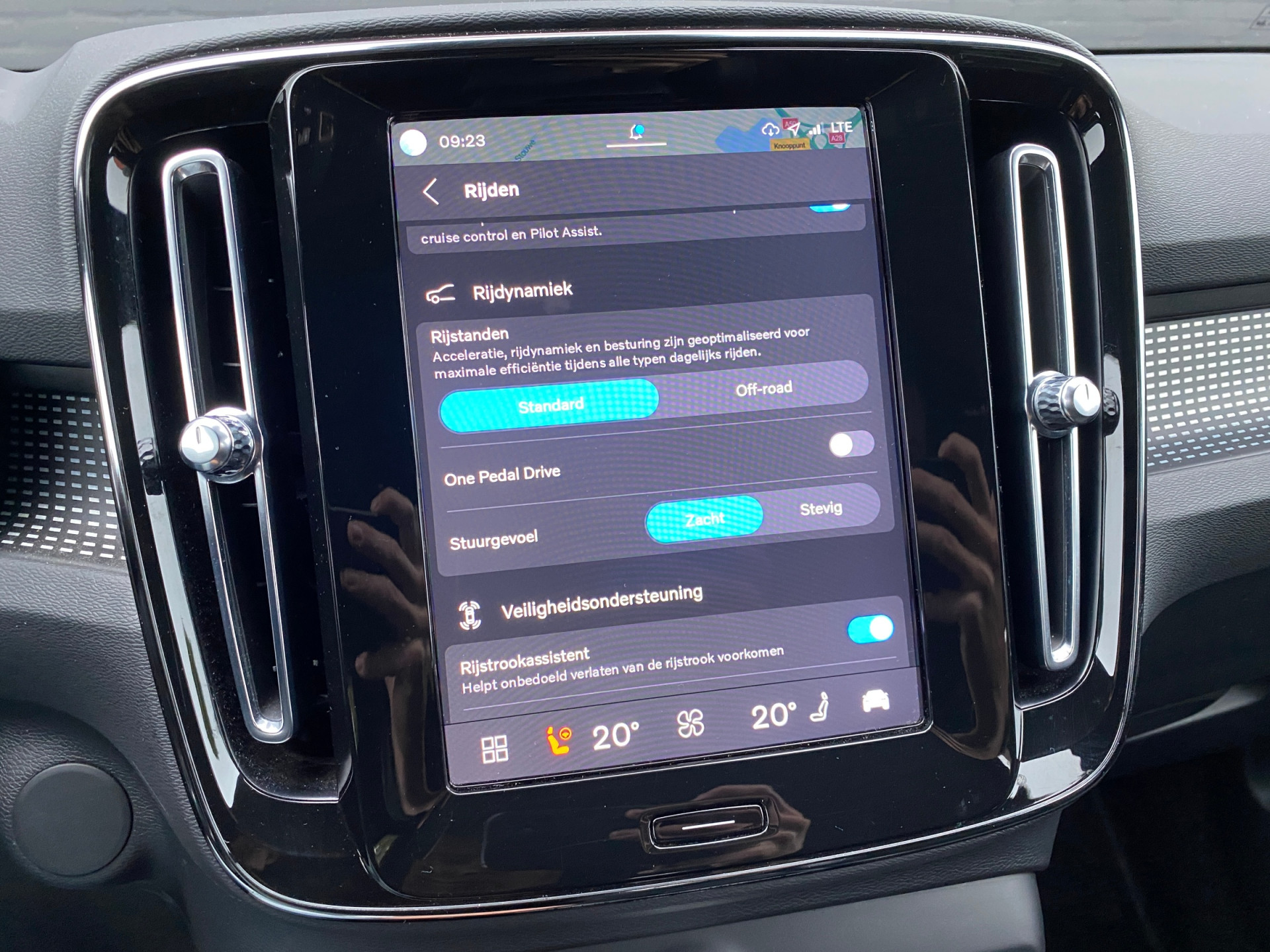 Volvo XC40 Recharge P8 AWD R-Design 408 pk | apple carplay | stoel-stuurverwarming | leder-alcantara | elektr. a. klep | BTW