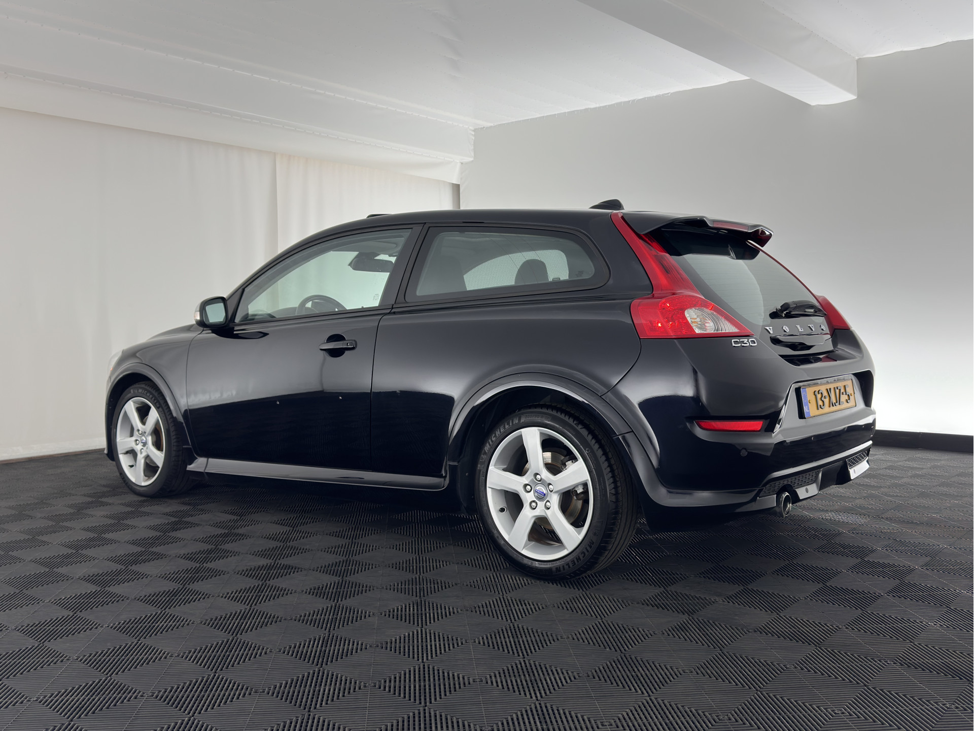 Volvo C30 1.6 D2 R-Design Sport-pack *PANO | BI-XENON | LEATHER-FABRIC | NAVI-FULLMAP | HEATED-SPORTSEATS | ECC | CARBON-INLAY | PDC | PREMIUM-AUDIO | CRUISE | 17''ALU*