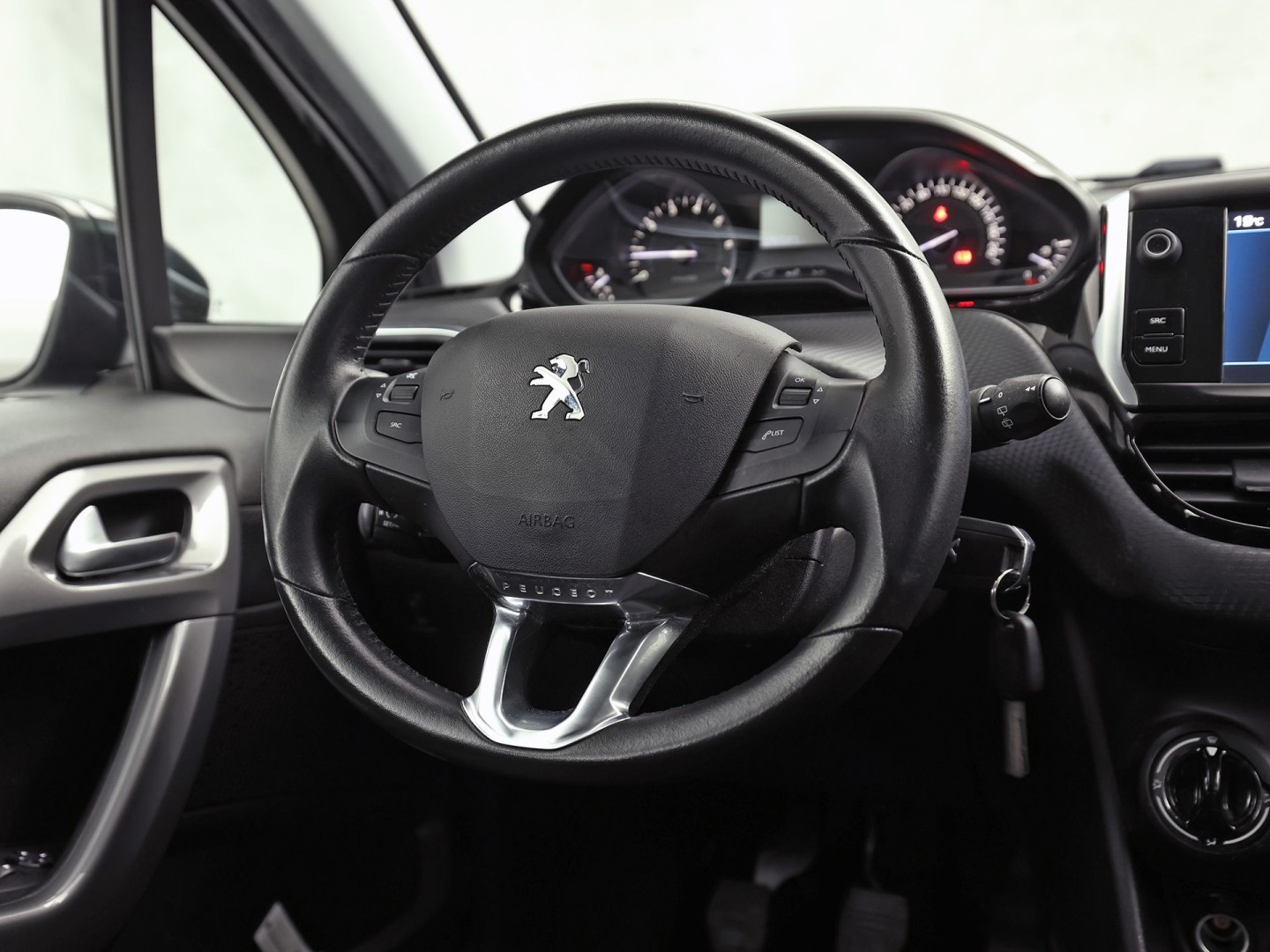 Peugeot 2008 1.2 PureTech Sport (SCHERM, CRUISE, SPORTSTOELEN, NIEUWE APK, NIEUWSTAAT)