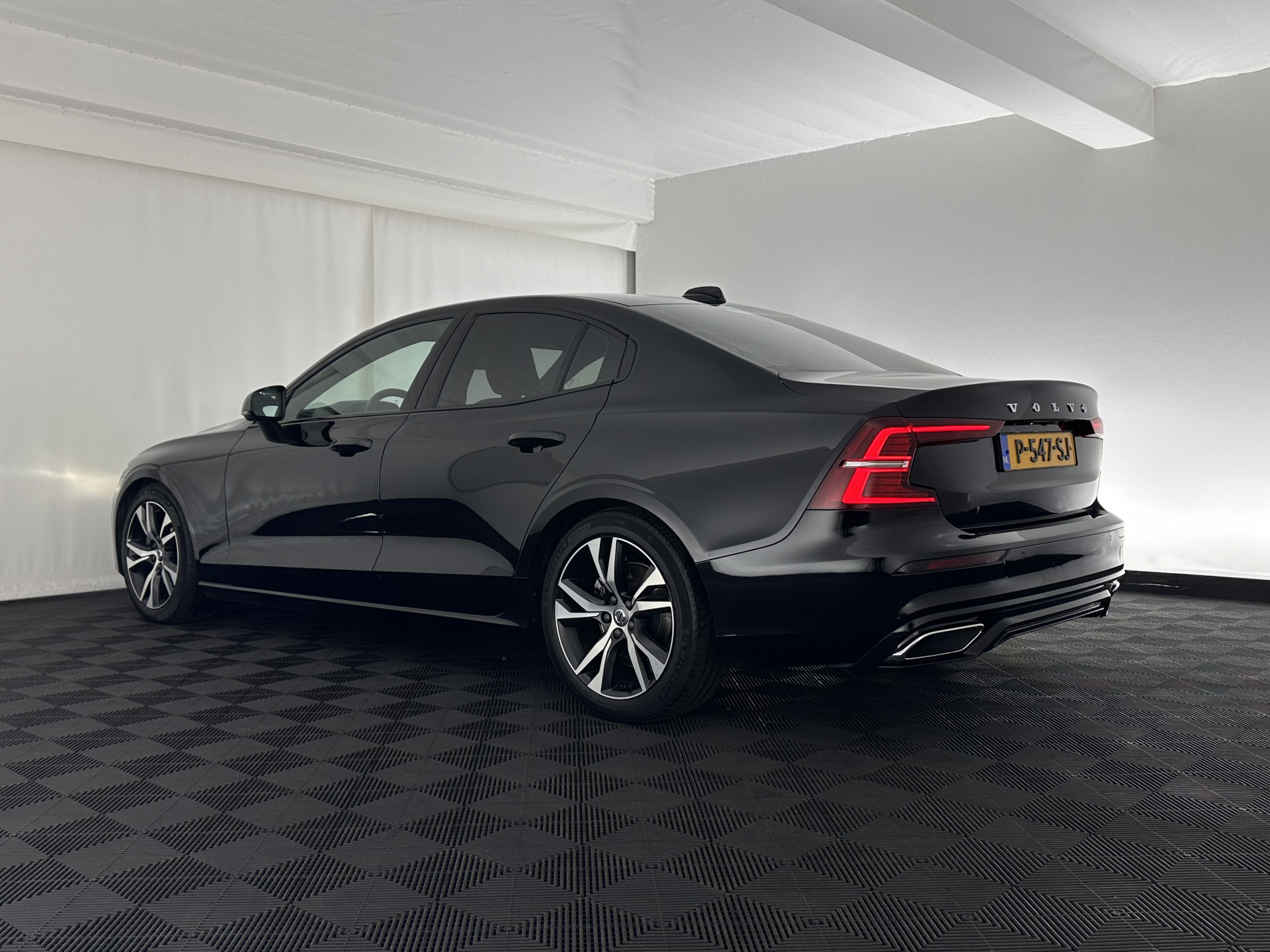 Volvo S60 2.0 B3 R-Design Black Edition (INCL-BTW) Aut. *FULL-LED | LEATHER | HEATED-R-SPORTSEATS | HARMAN/KARDON | MEMORY-PACK | CAMERA | NAVI-FULLMAP | ECC | PRIVACYGLASS | PDC | CRUISE | LANE-ASIST | DAB | DIGI-COCKPIT | TOWBAR