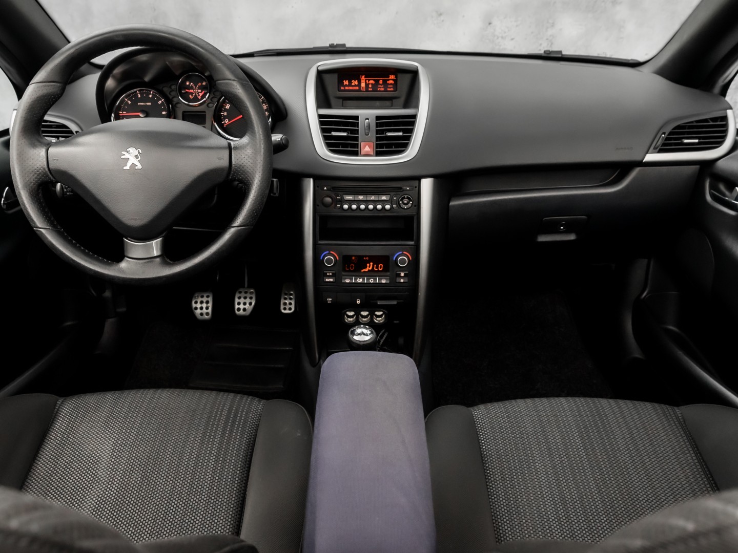 Peugeot 207 CC 1.6 VTi Sport (CLIMATE, TREKHAAK, CRUISE, SPORTSTOELEN, ELEKTRISCHE KAP, PARKEERSENSOREN, ELEK PAKKET, NIEUWSTAAT)