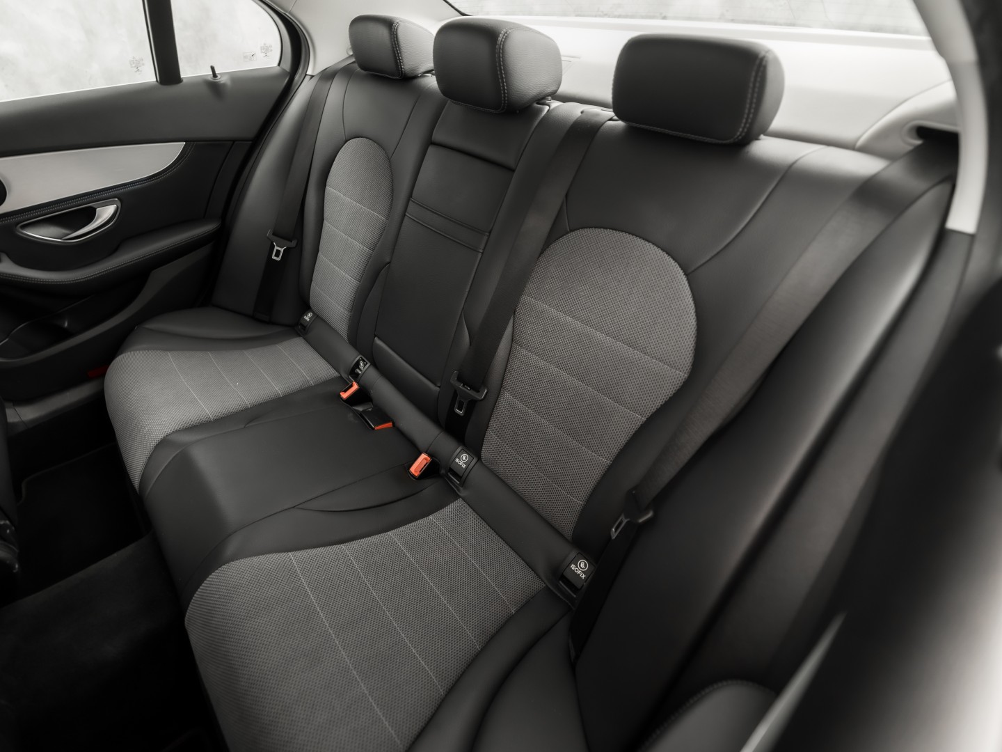 Mercedes-Benz C-Klasse 180 Sport 156Pk Automaat (NAVIGATIE, LEDER, SFEERVERLICHTING, GETINT GLAS, STOELVERWARMING, SPORTSTOELEN, CRUISE, NIEUWE APK, NIEUWSTAAT)