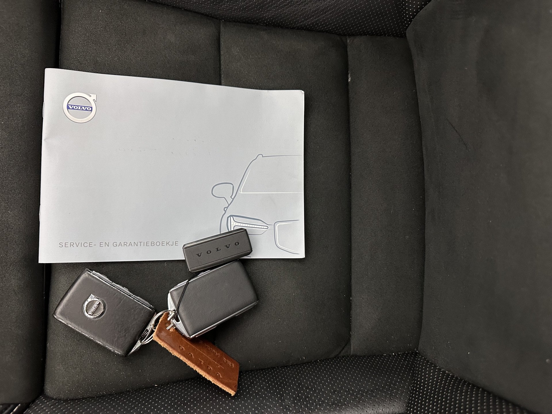 Volvo XC90 2.0 B5 AWD Inscription Intro Edition R-Design [ 7-Pers. ] Aut. *PANO | LEATHER-ALCANTARA | FULL-LED | MEMORY-PACK | BOWERS&WILKINS | BLINDSPOT | KEYLESS | DIGI-COCKPIT | NAVI-FULLMAP | PRIVACY-GLASS | HEATED-SPORTSEATS | 20''ALU | TOWBAR*