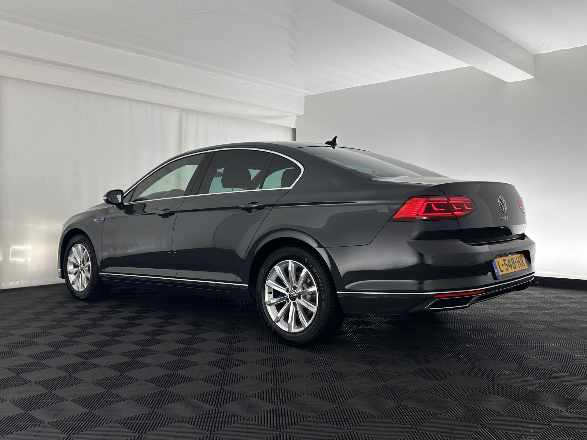 Volkswagen Passat 1.4 TSI PHEV GTE Business (INCL-BTW) Aut. *FULL-LED | DIGI-COCKPIT | ADAPTIVE-CRUISE | NAVI-FULLMAP | KEYLESS | DAB+ | COMFORT-SEATS | SHIFTPADDLES | PRIVACY-GLASS | PDC | CAMERA | CARPLAY | 17''ALU*