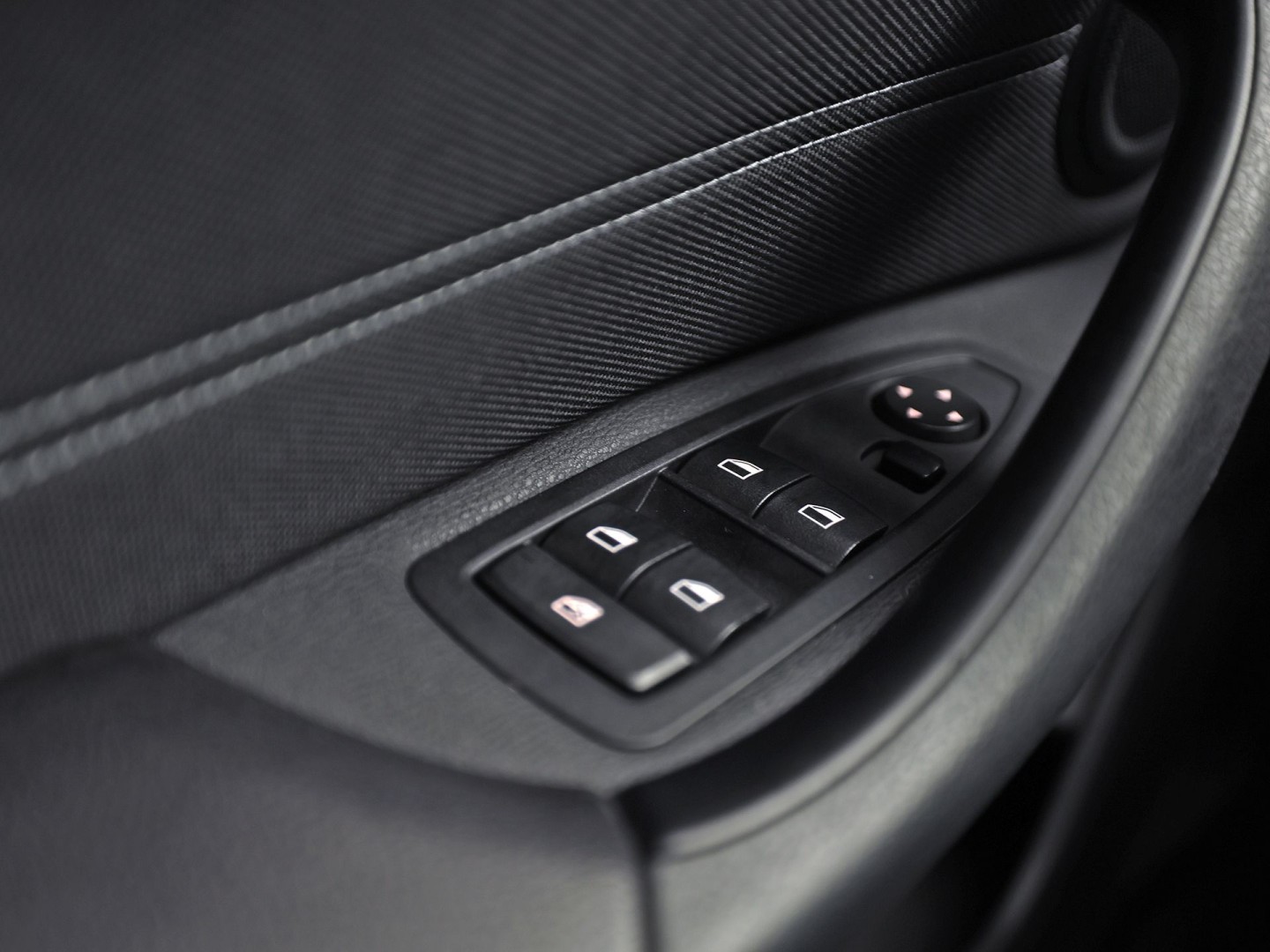 BMW X1 sDrive20i Executive 192Pk Automaat (NAVIGATIE, CLIMATE, TREKHAAK, SPORTSTOELEN, GETINT GLAS, PARKEERSENSOREN, NIEUWSTAAT)