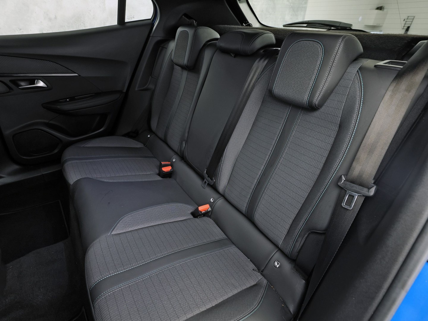 Peugeot e-2008 EV Blue Sport Allure 50 kWh Automaat (SOH 91,2%, APPLE CARPLAY, GROOT NAVI, 360 CAMERA, SPORTSTOELEN, GETINT GLAS, KEYLESS, NIEUWSTAAT)