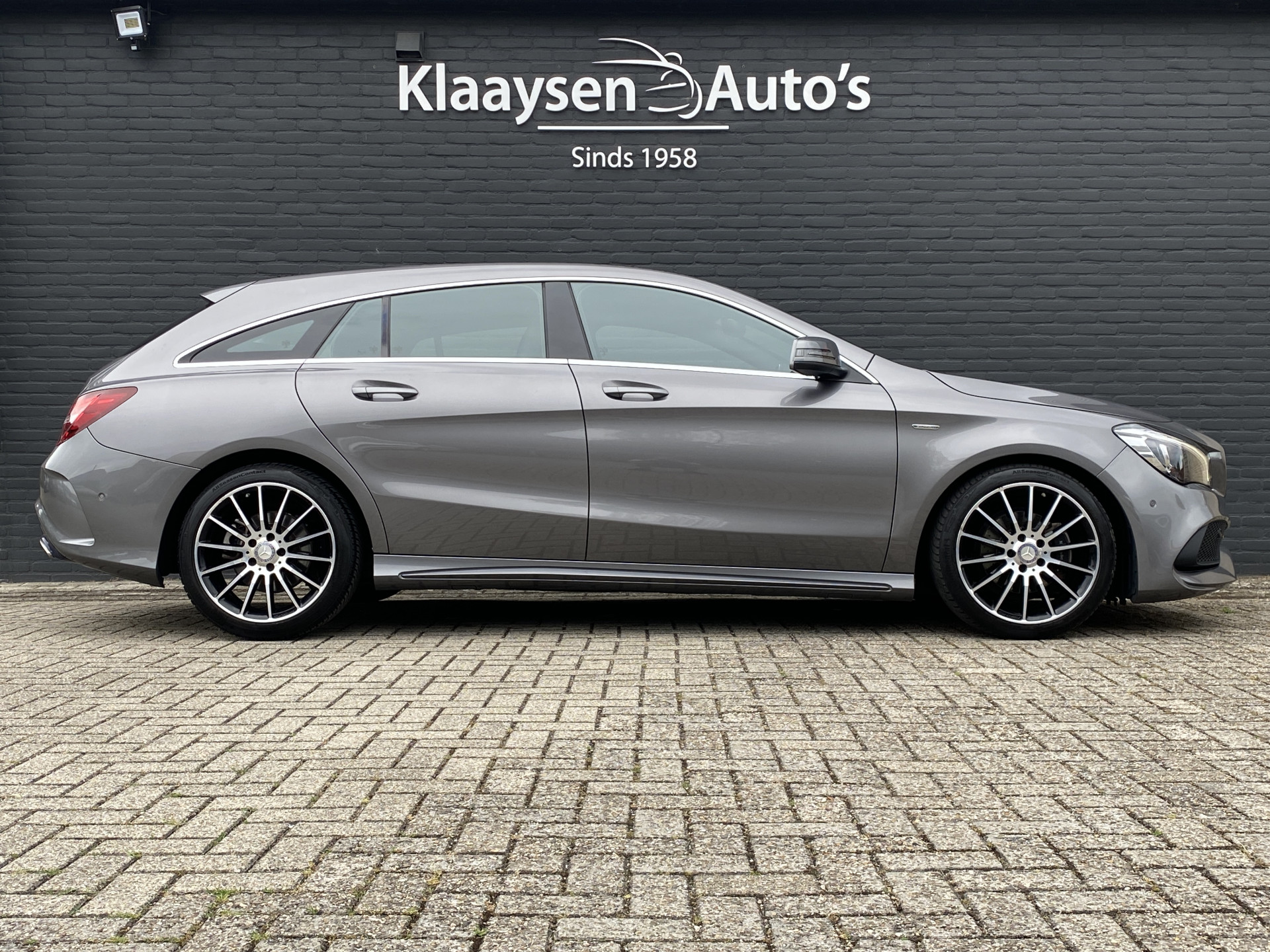Mercedes-Benz CLA-klasse Shooting Brake 180 AMG Edition AUT. | 1e eigenaar | dealer onderh. | navigatie | a. carplay | alcantara interieur