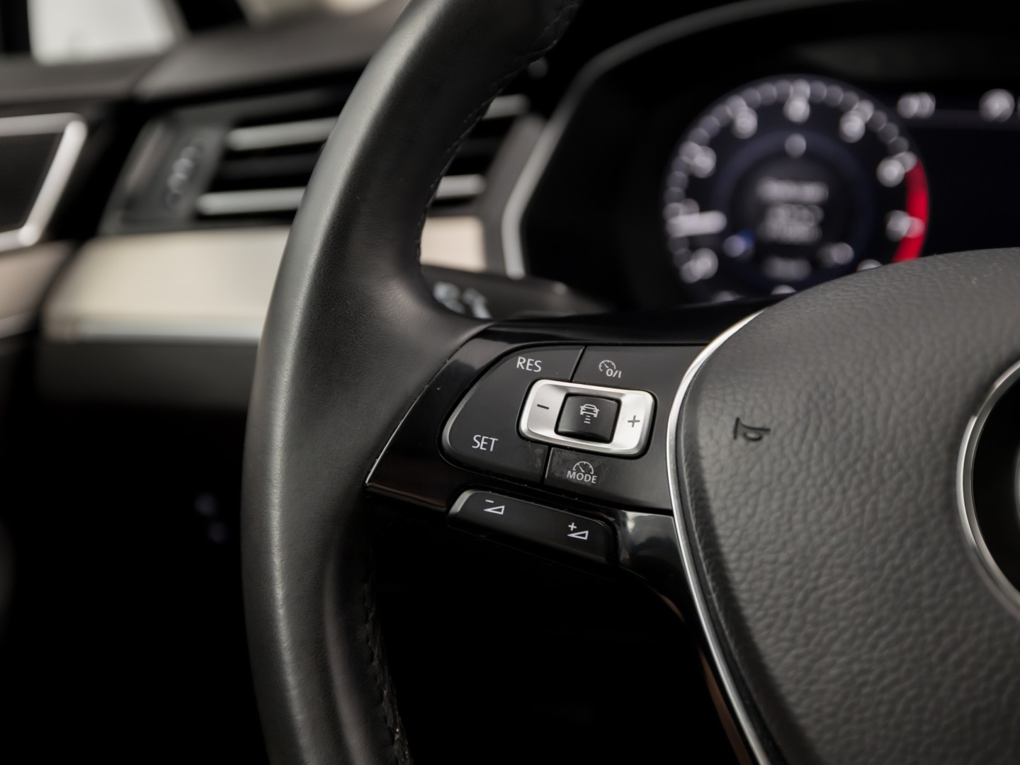 Volkswagen Passat Variant 1.4 TSI ACT Highline R 150Pk Automaat (VIRTUAL COCKPIT, APPLE CARPLAY, BLACK PACK, CAMERA, STOELVERWARMING, LEDER/ALCANTARA, GETINT GLAS, KEYLESS, ADAPTIVE CRUISE, NIEUWSTAAT)