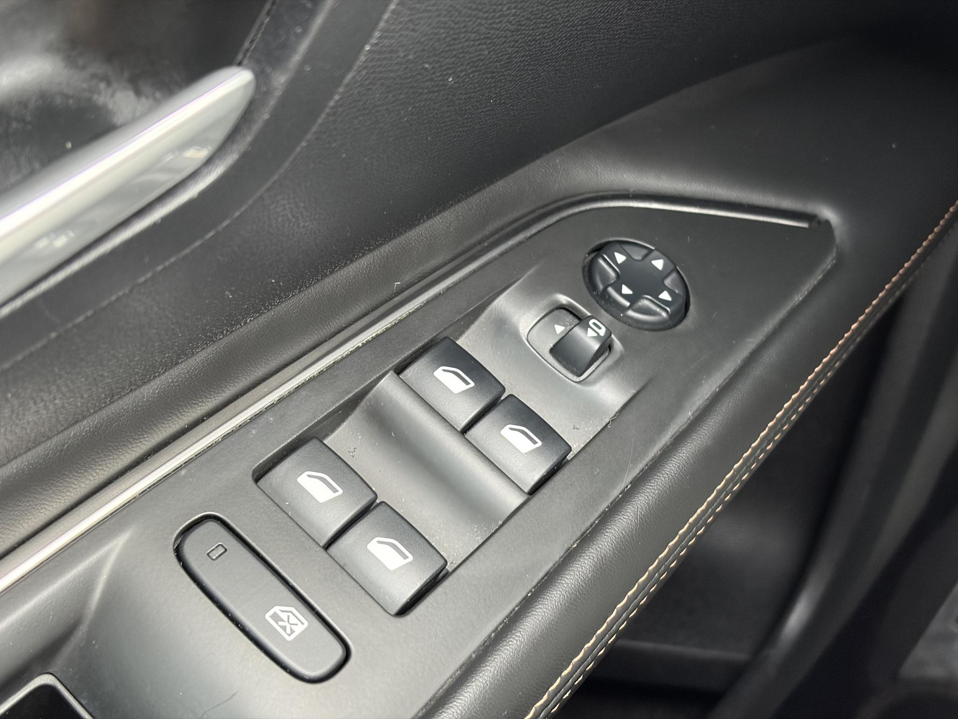 Peugeot 3008 1.2 PureTech GT Line ✓D-riem vv in 2026✓1e Eigenaar✓360 ° Camera✓Pano✓Massage stoel✓Draadloze telefoonlader✓Carplay✓Stoelvw✓Keyless✓Leder✓Navi✓Pdc V+A✓6 Bak✓Dealer Onderhouden✓Rijstrooksensor✓Dodehoeksensor✓19'' Lmv✓N.A.P✓Apk tot 09-2027