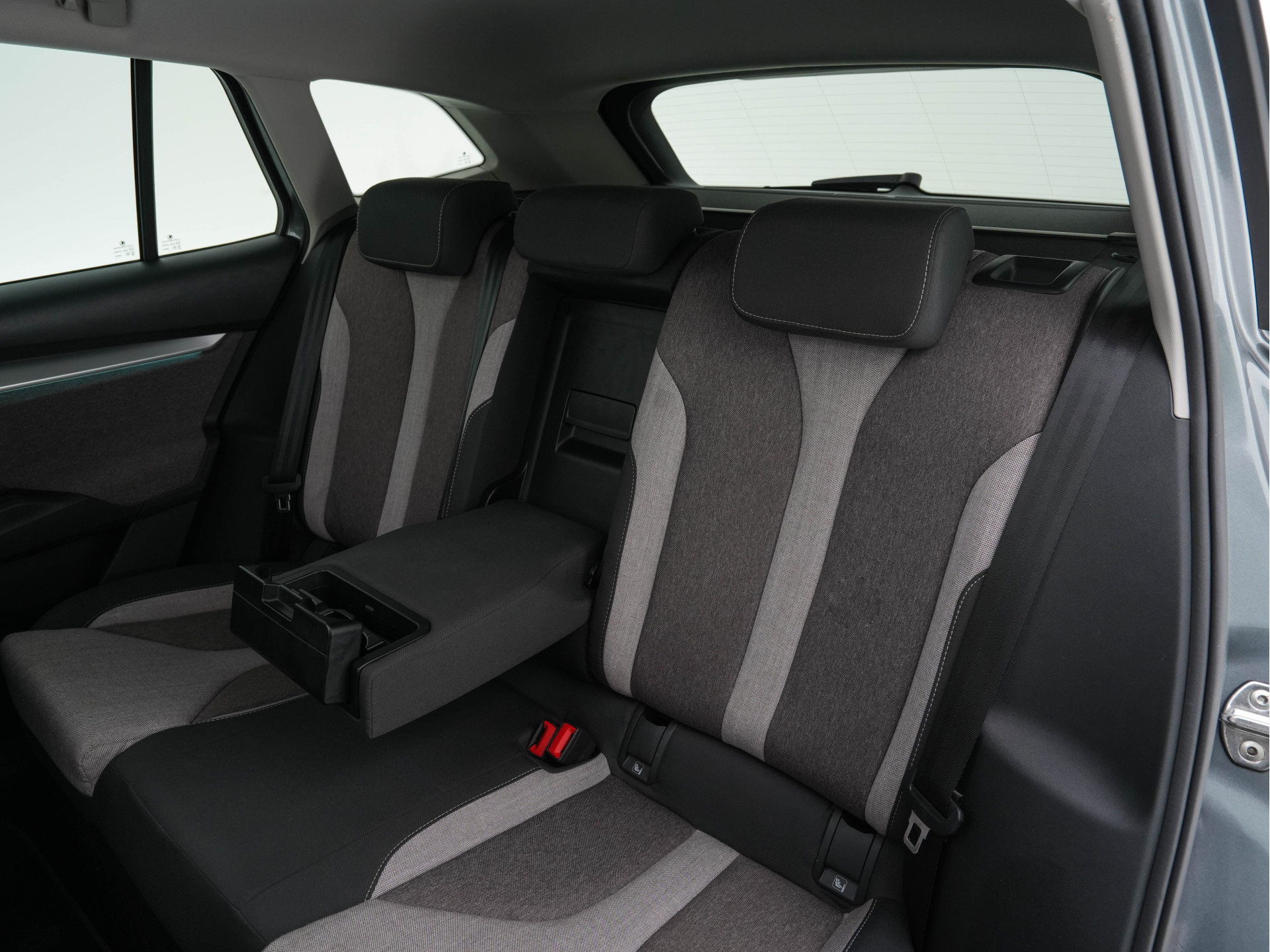 ŠKODA Enyaq iV 60 [ 3-Fase ] {SOH-87%} (INCL-BTW) *PANO | FULL-LED | DIGI-COCKPIT | CAMERA | KEYLESS | NAVI-FULLMAP | PRIVACY-GLASS | AMBIENT-LIGHT | ECC | COMFORT-SEATS | DAB + | PDC | CRUISE | CARPLAY | TOWBAR | 19 "ALU*