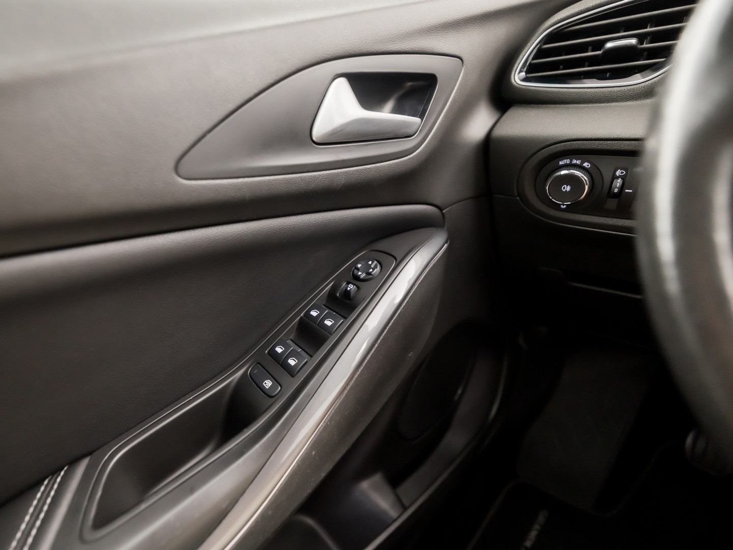 Opel Grandland X 1.2 Turbo Deluxe (MEMORY SEAT, LEDER, STOELKOELING/VERWARMING, APPLE CARPLAY, STOELVERWARMING ACHTER, GETINT GLAS, KEYLESS, TREKHAAK, ELEK ACHTERKLEP, NIEUWSTAAT)