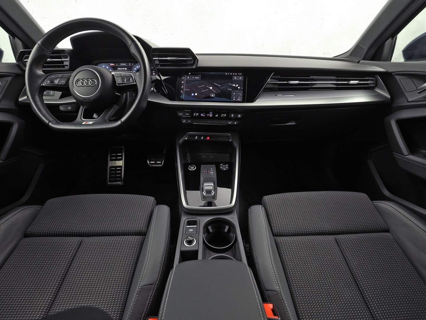Audi A3 Sportback 30 TFSI S-Line Automaat (2X S-LINE, APPLE CARPLAY, STOELVERWARMING, PLAT S-LINE SPORTSTUUR, GETINT GLAS, SPORTSTOELEN, PARKEERSENSOREN, NIEUWSTAAT)