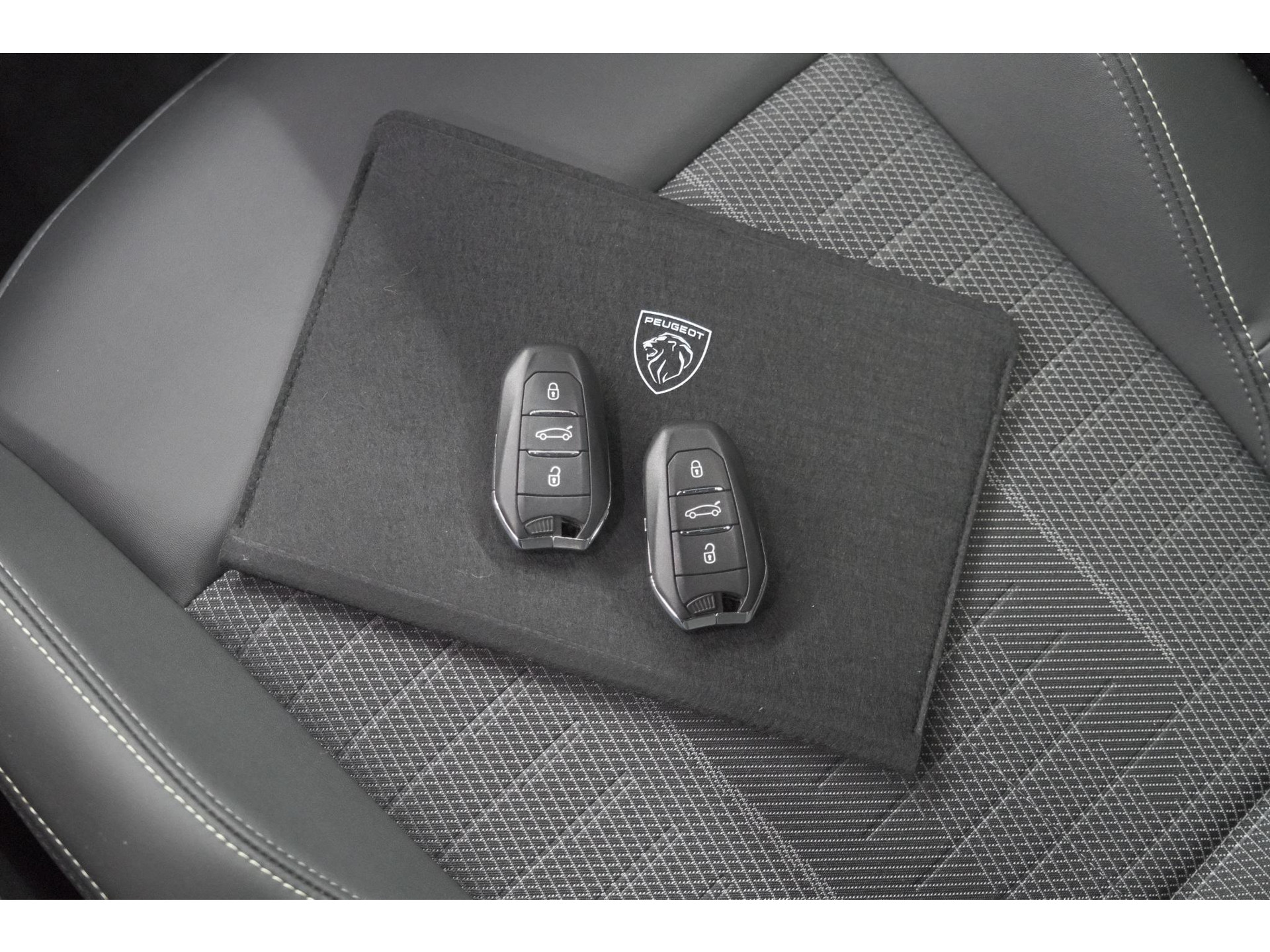 Peugeot 5008 1.2 Hybrid 136 GT 7p | Adaptieve Cruise Control | Camera | Elektrische Kofferklep | Stoelverwarming
