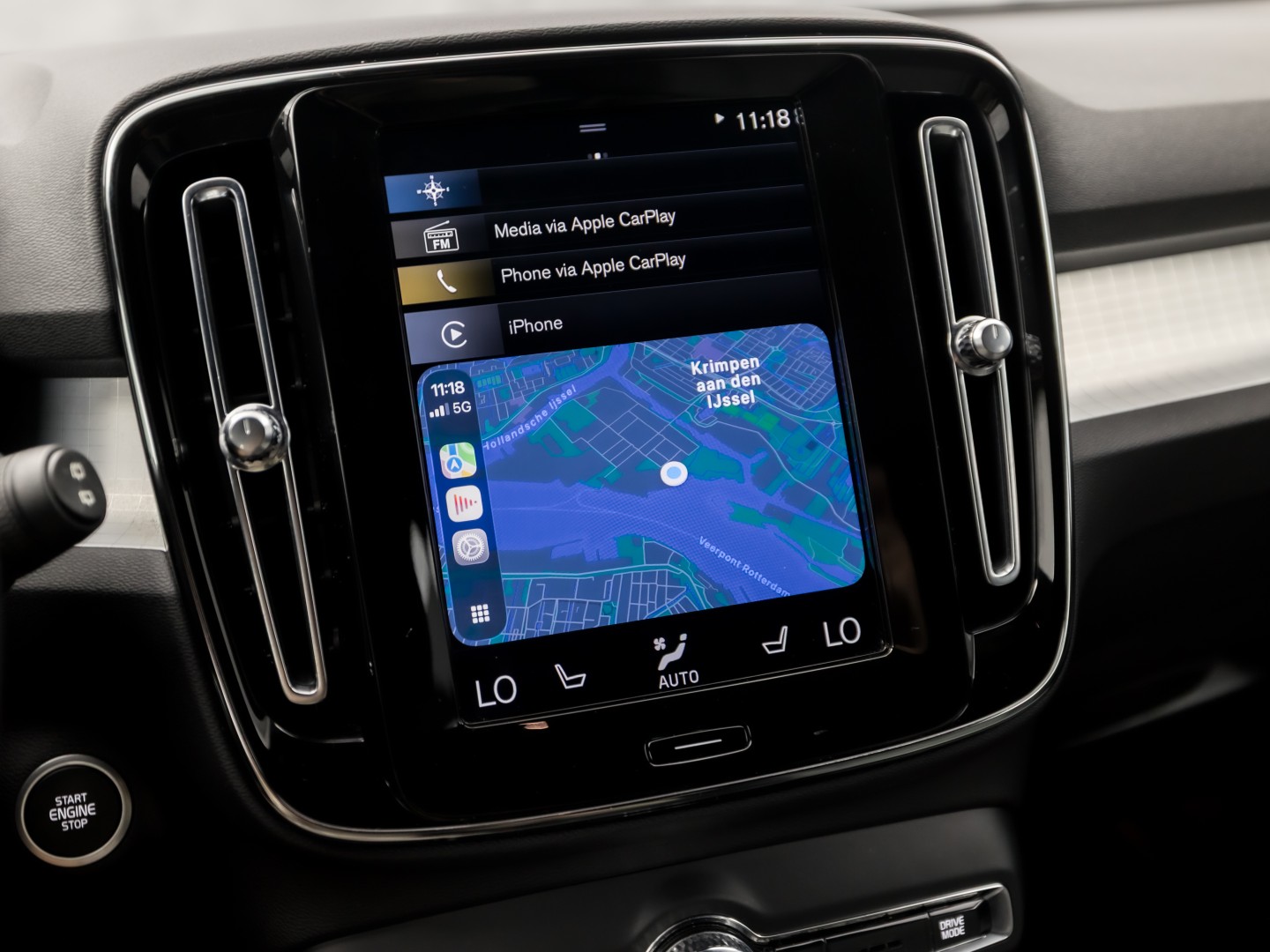 Volvo XC40 1.5 T5 Recharge Sport 262Pk Automaat (BLACK PACK, APPLE CARPLAY, GROOT NAVI, ZWART HEMEL, STUUR/STOELVERWARMING, SPORTSTOELEN, GETINT GLAS, LANE ASSIST, NIEUWE APK, NIEUWSTAAT)