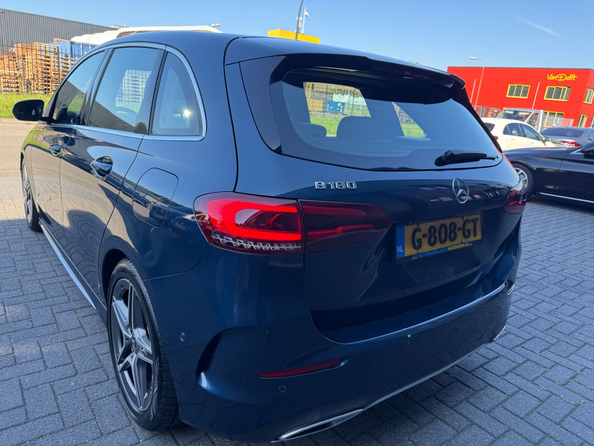 Mercedes-Benz B-klasse 180 Business Solution AMG | 3/6/12MND GARANTIE | AUTOMAAT | LED | CRUISE | CARPLAY | DAB | AIRCO | STOELVERWM. |