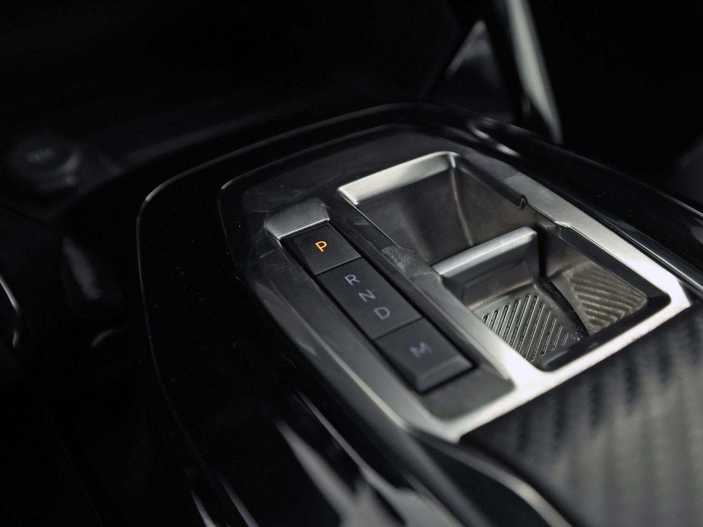 Peugeot 208 1.2 PureTech Allure Pack Automaat (VIRTUAL COCKPIT, BLACK PACK, APPLE CARPLAY, GROOT NAVI, 360 CAMERA, SPORTSTOELEN, GETINT GLAS, LM VELGEN, NIEUWSTAAT)