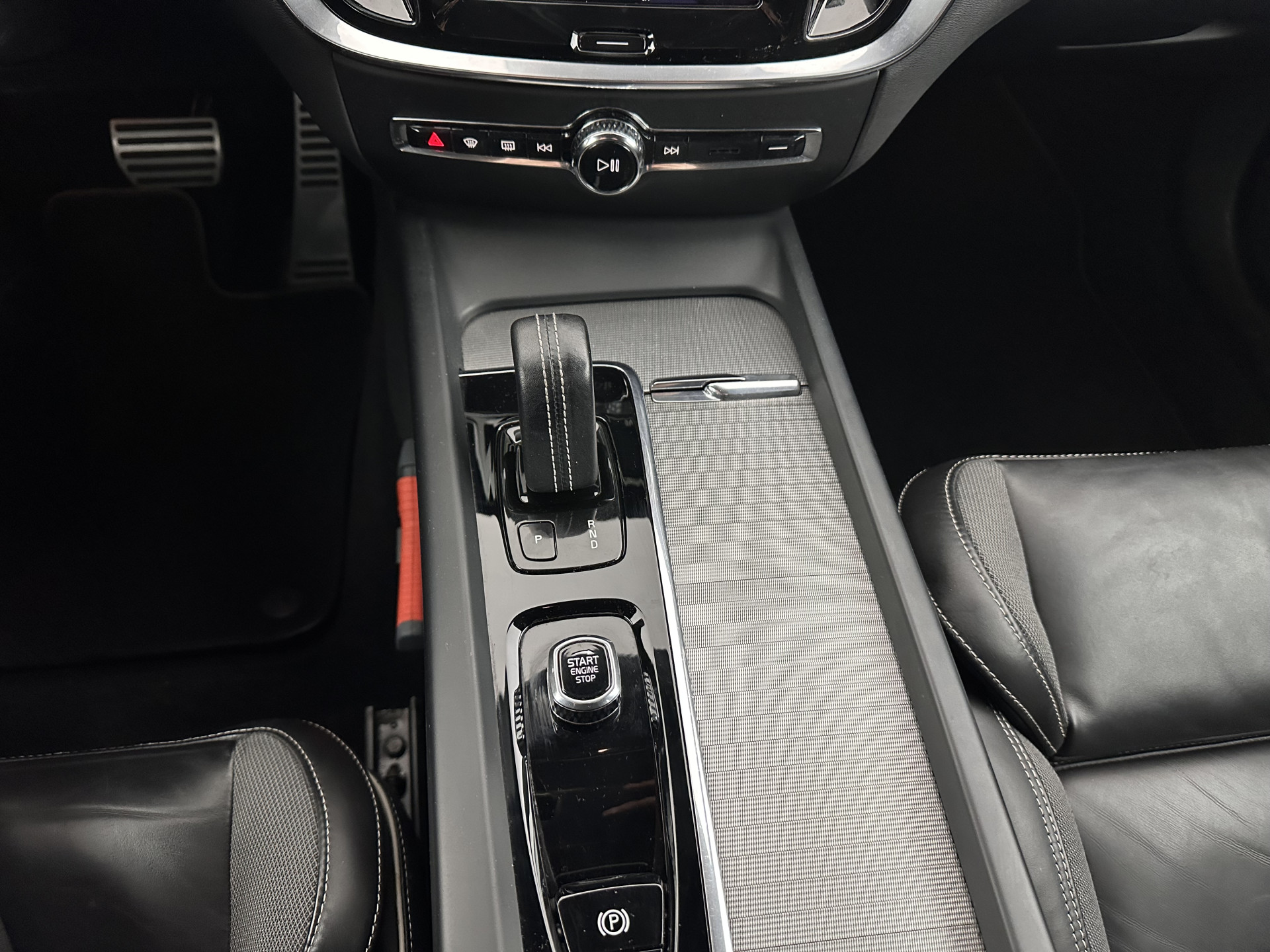 Volvo S60 2.0 B3 R-Design Black Edition (INCL-BTW) Aut. *FULL-LED | LEATHER | HEATED-R-SPORTSEATS | HARMAN/KARDON | MEMORY-PACK | CAMERA | NAVI-FULLMAP | ECC | PRIVACYGLASS | PDC | CRUISE | LANE-ASIST | DAB | DIGI-COCKPIT | TOWBAR