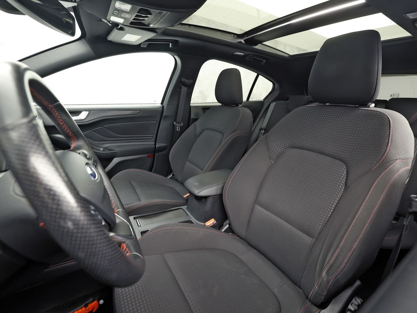 Ford Focus 1.0 EcoBoost ST Line 125Pk (PANORAMADAK, APPLE CARPLAY, GROOT NAVI, STUUR/STOELVERWARMING, BANG&OLUFSEN, TREKHAAK, SPORTSTOELEN, GETINT GLAS, ADAPTIVE CRUISE, LED KOPLAMPEN, NIEUWSTAAT)