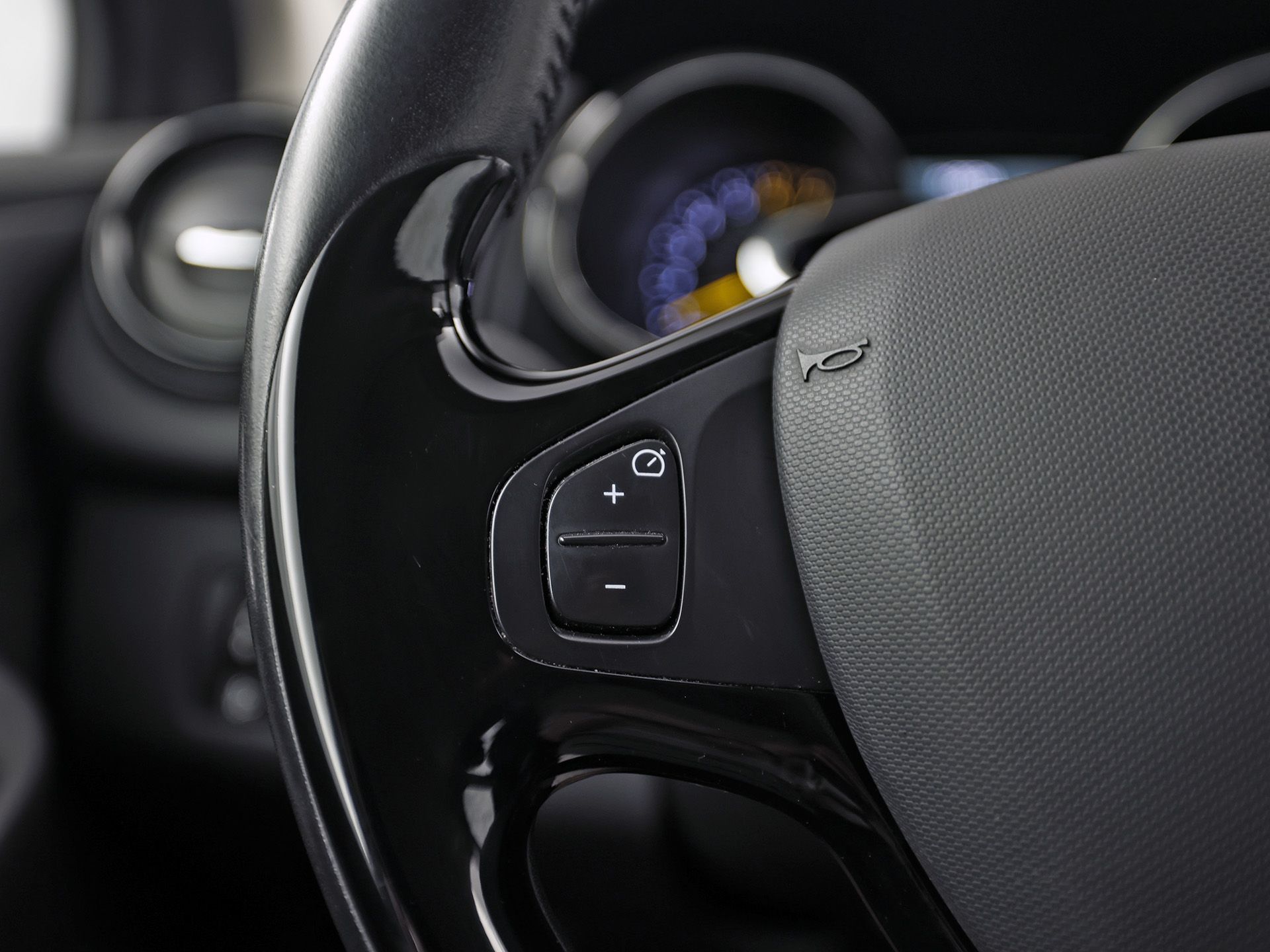 Renault Clio 0.9 TCe Dynamic Sport (NAVIGATIE, CRUISE, LM VELGEN, SPORTSTOELEN, PARKEERSENSOREN, BLUETOOTH, NIEUWE APK, NIEUWSTAAT)