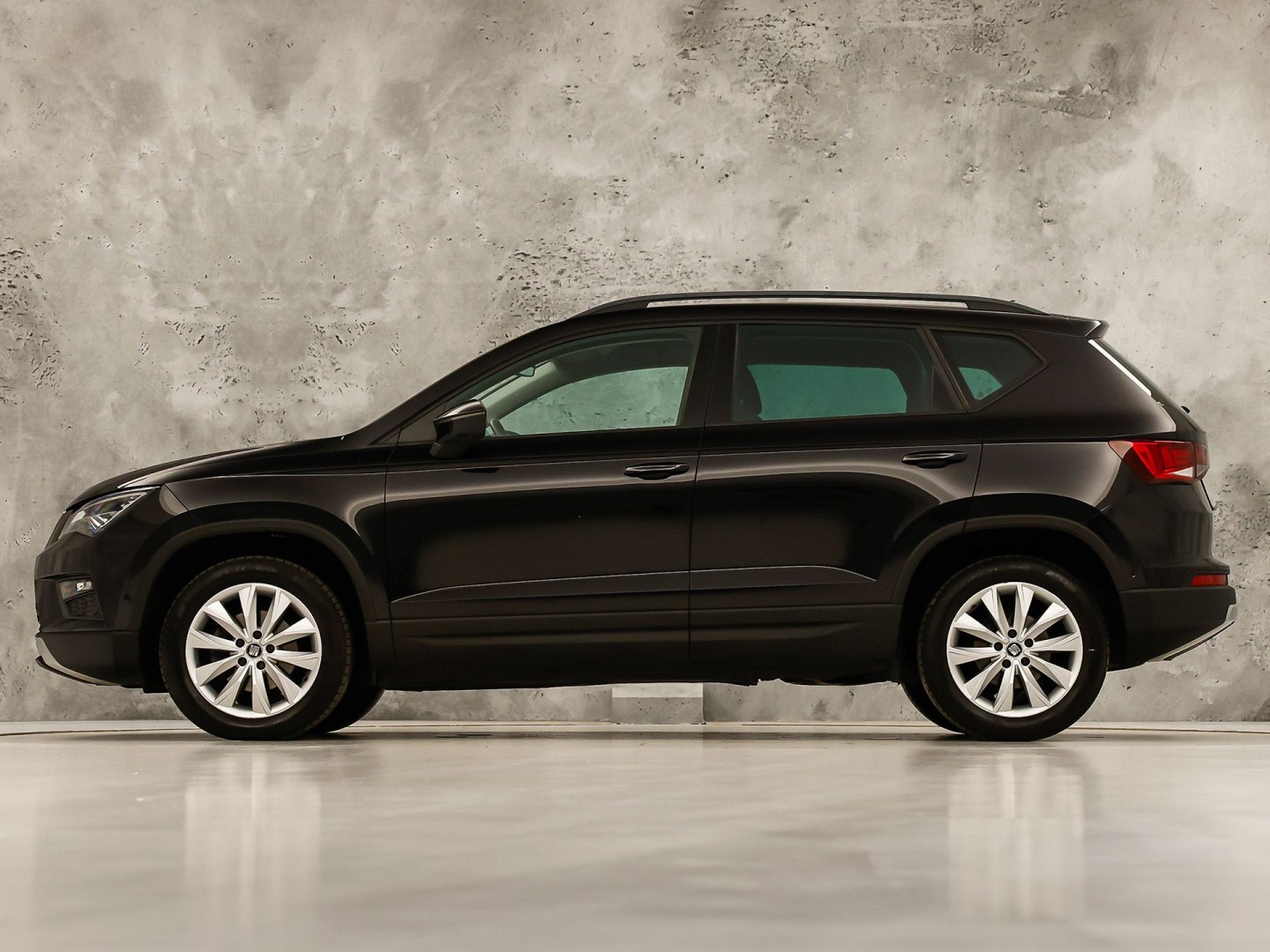 SEAT Ateca 1.0 TSI Sport (GROOT NAVI, APPLE CARPLAY, CAMERA, GETINT GLAS, LM VELGEN, CLIMATE, AUTOMATISCH INPARKEREN, NIEUWE APK)
