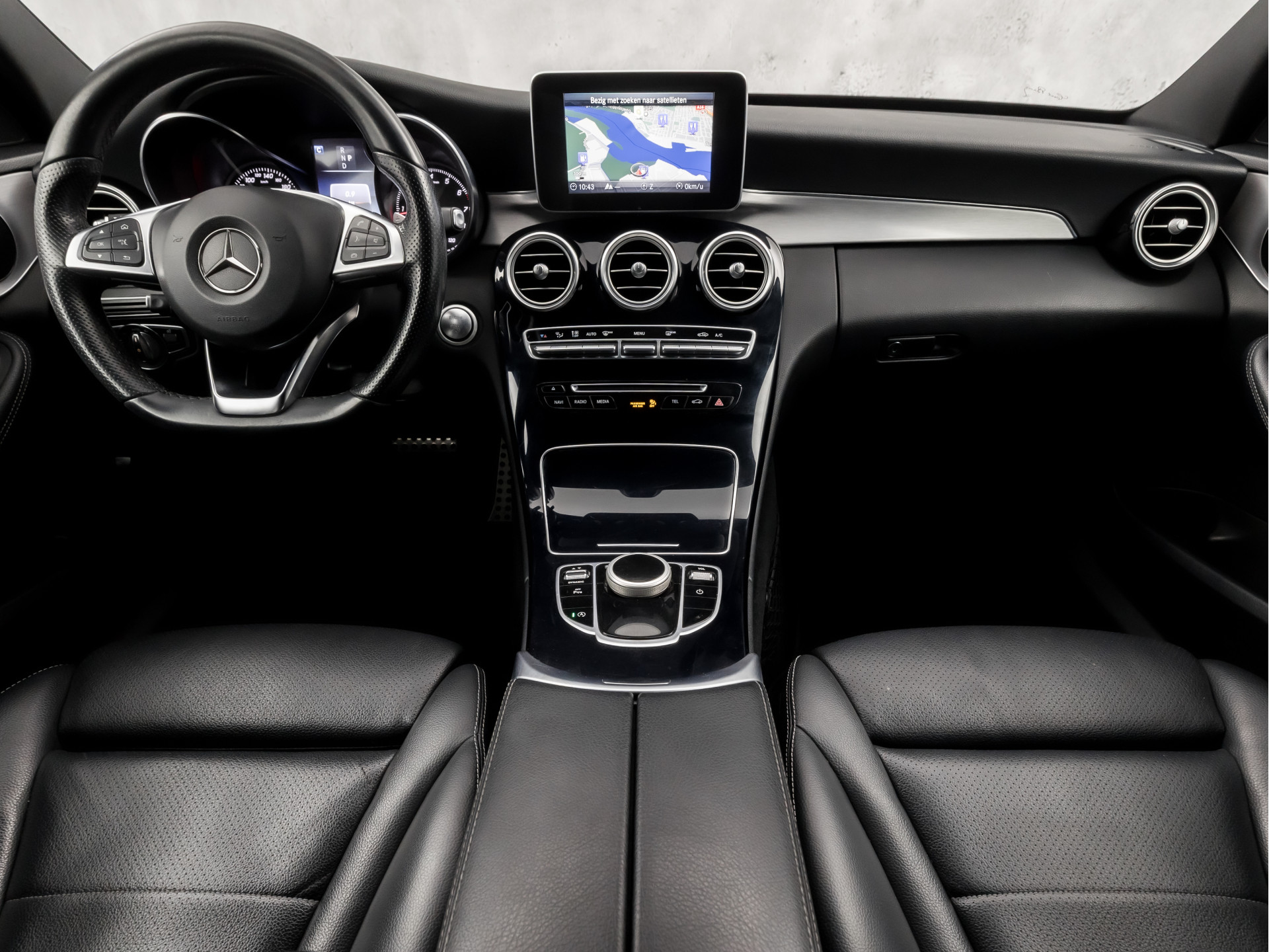 Mercedes-Benz C-Klasse 180 AMG Sport 156Pk Automaat (NAVIGATIE, CAMERA, LEDER, ZWART HEMEL, STOELVERWARMING, SPORTSTOELEN, GETINT GLAS, NIEUWSTAAT)