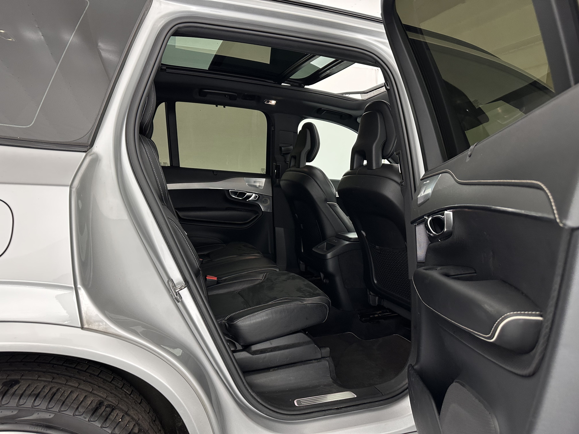 Volvo XC90 2.0 B5 AWD Inscription Intro Edition R-Design [ 7-Pers. ] Aut. *PANO | LEATHER-ALCANTARA | FULL-LED | MEMORY-PACK | BOWERS&WILKINS | BLINDSPOT | KEYLESS | DIGI-COCKPIT | NAVI-FULLMAP | PRIVACY-GLASS | HEATED-SPORTSEATS | 20''ALU | TOWBAR*